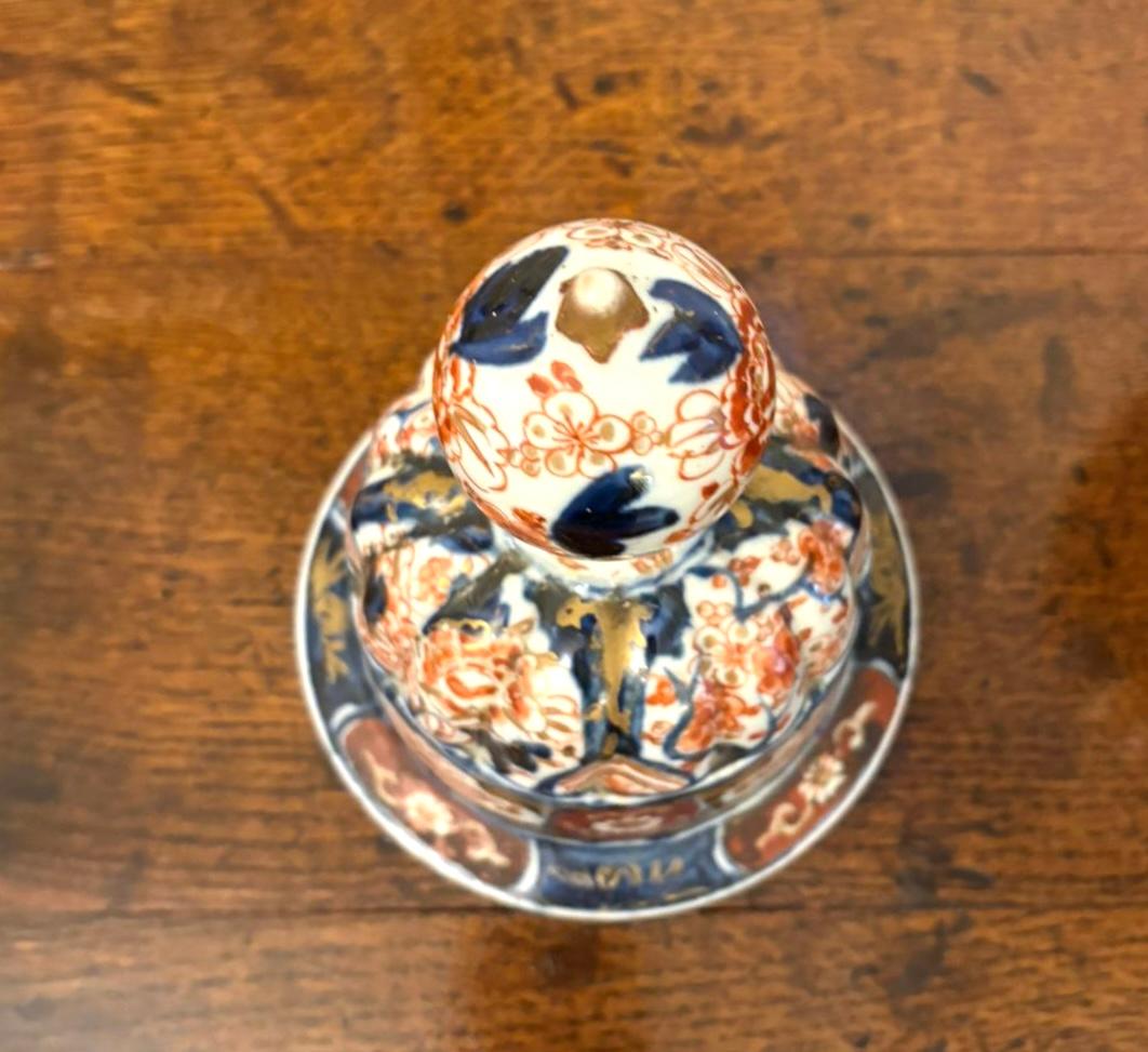 Paire de vases à couvercle Imari japonais anciens de qualité en vente 5