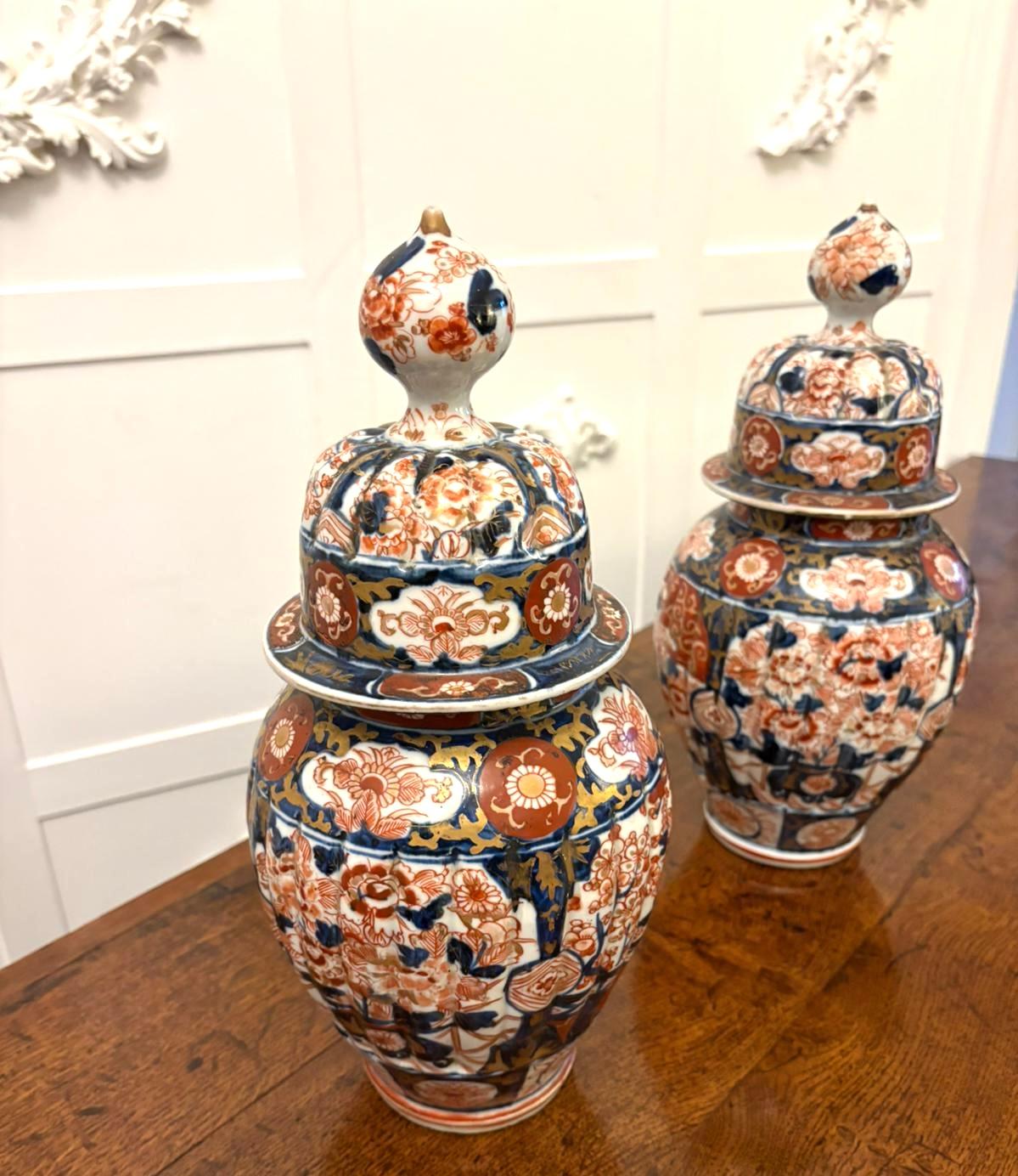 Paire de vases à couvercle Imari japonais anciens de qualité en vente 6
