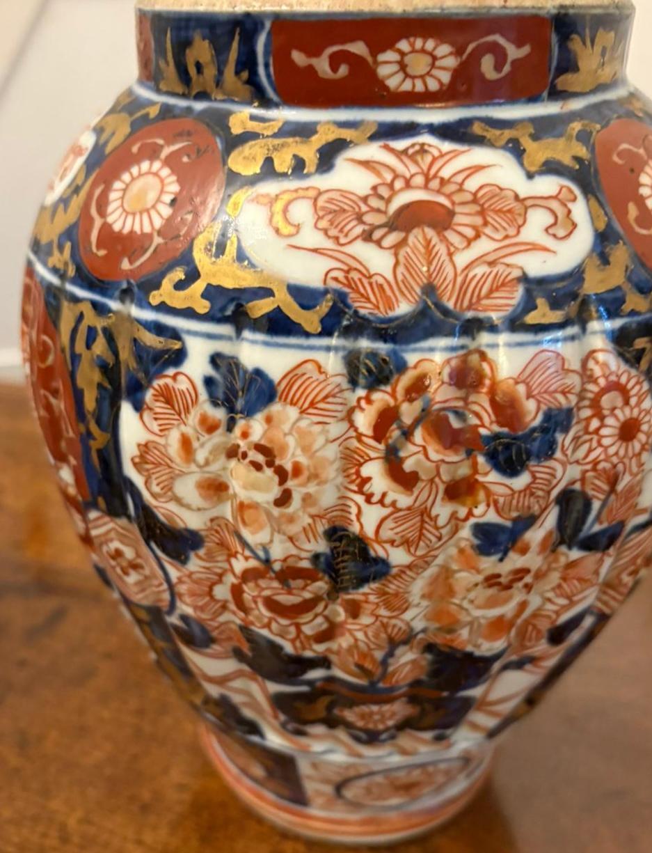 Paire de vases à couvercle Imari japonais anciens de qualité en vente 7