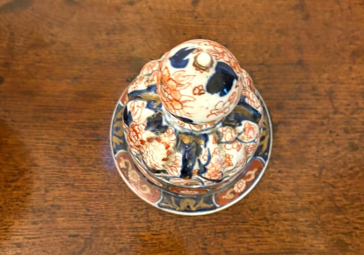 Paire de vases à couvercle Imari japonais anciens de qualité en vente 8