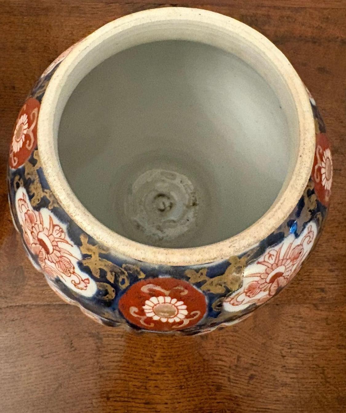 Paire de vases à couvercle Imari japonais anciens de qualité en vente 9