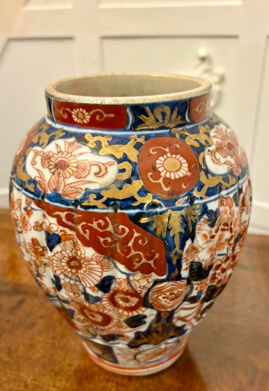 Une paire de vases à couvercle Imari japonais, étonnants et décoratifs, finement peints à la main dans la palette traditionnelle Imari de bleu cobalt riche, de rouge fer et de dorures vibrantes. Ces vases de forme balustre présentent une symétrie