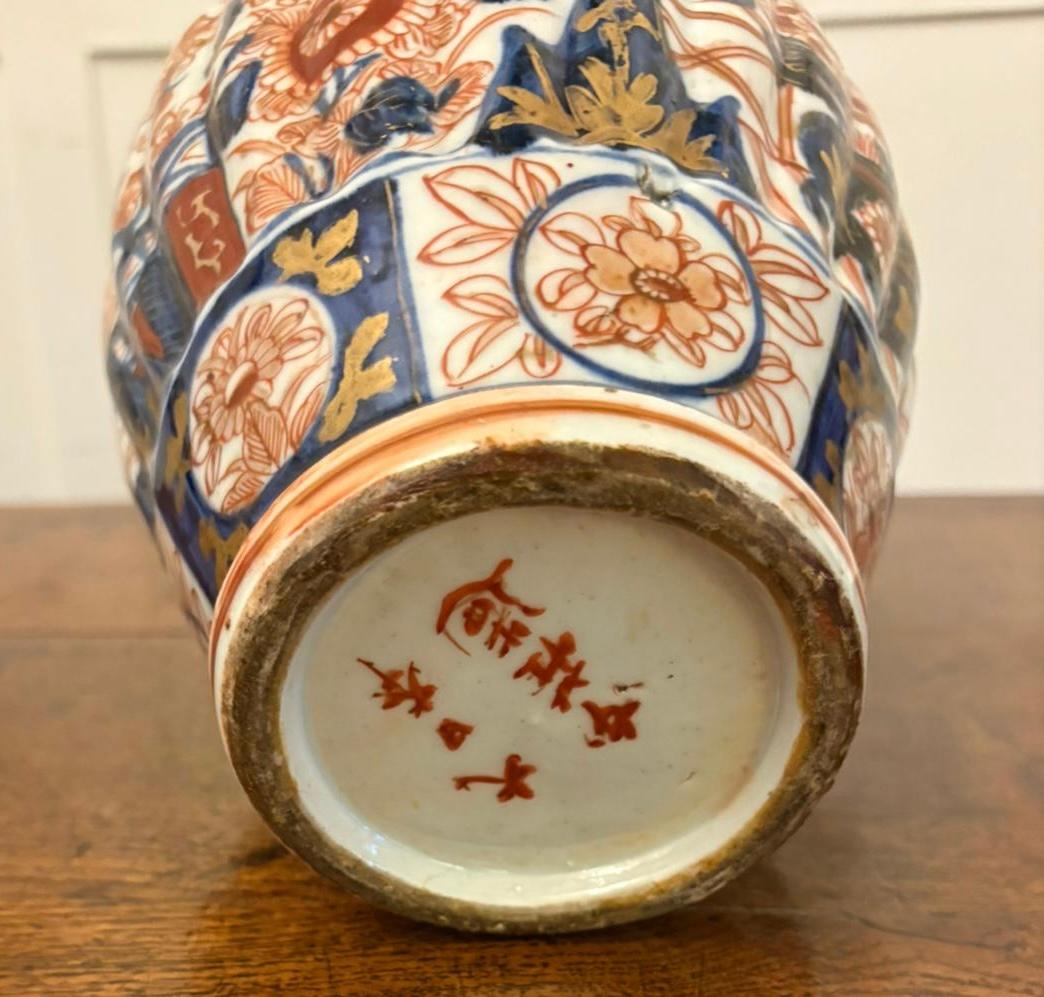 Japonais Paire de vases à couvercle Imari japonais anciens de qualité en vente