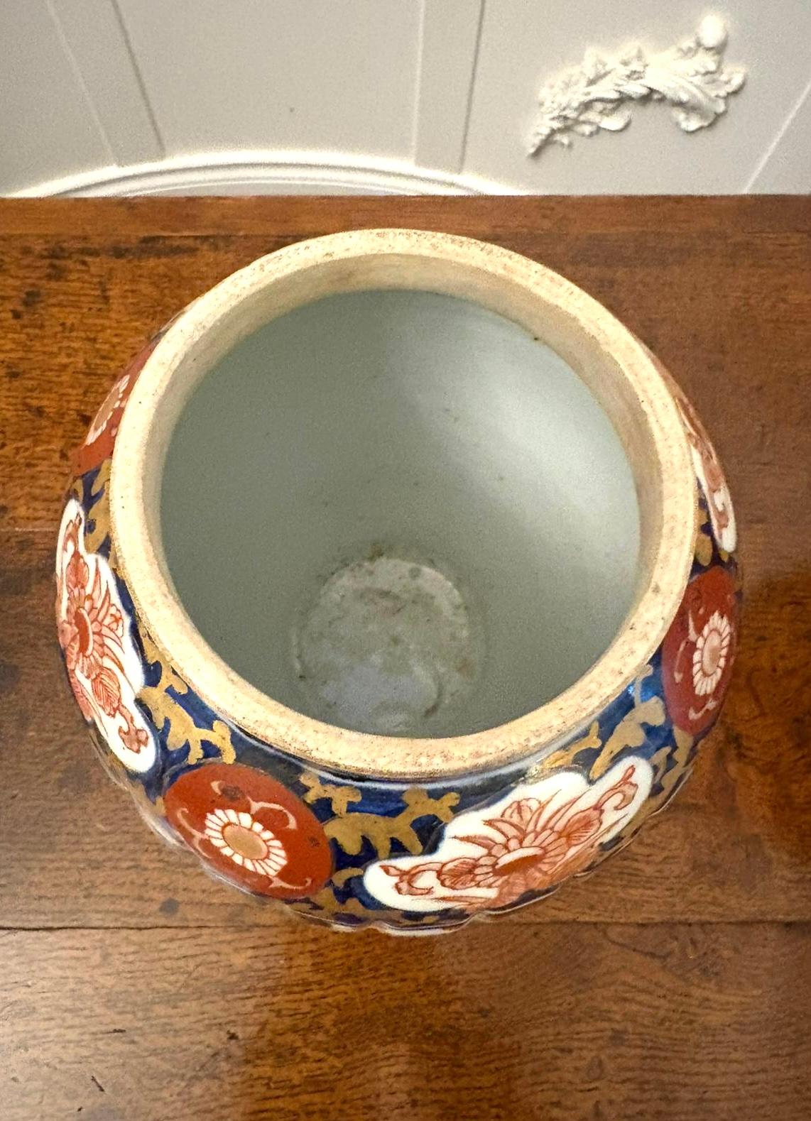 Paire de vases à couvercle Imari japonais anciens de qualité Bon état - En vente à Suffolk, GB