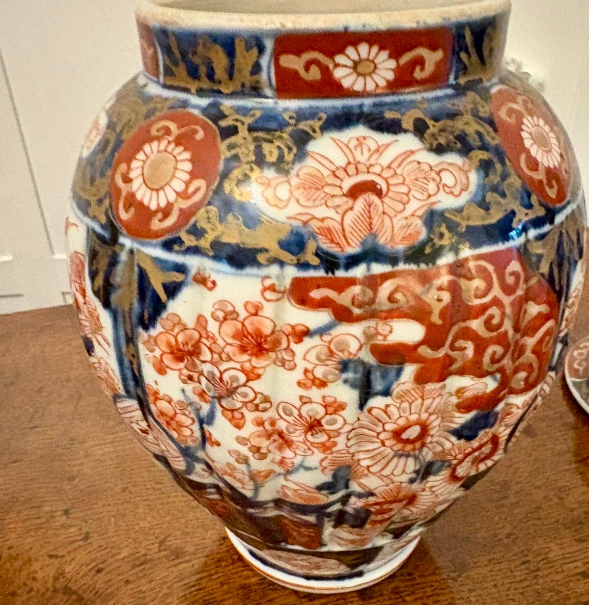 Céramique Paire de vases à couvercle Imari japonais anciens de qualité en vente