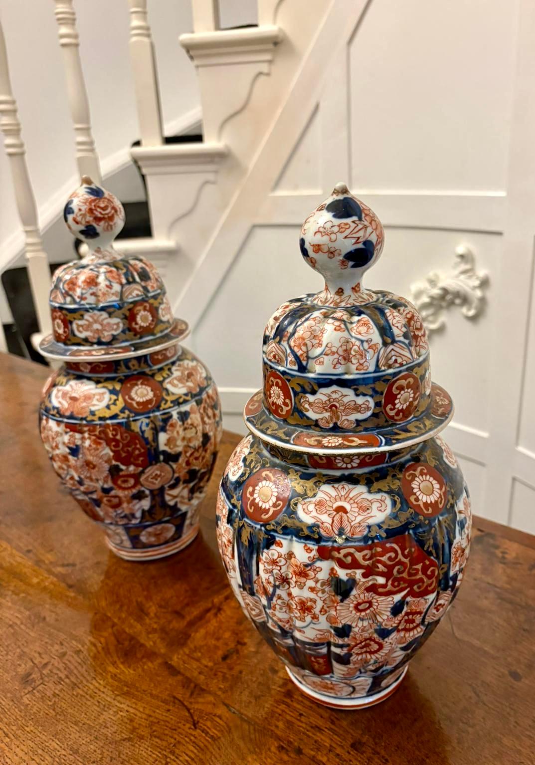Paire de vases à couvercle Imari japonais anciens de qualité en vente 1