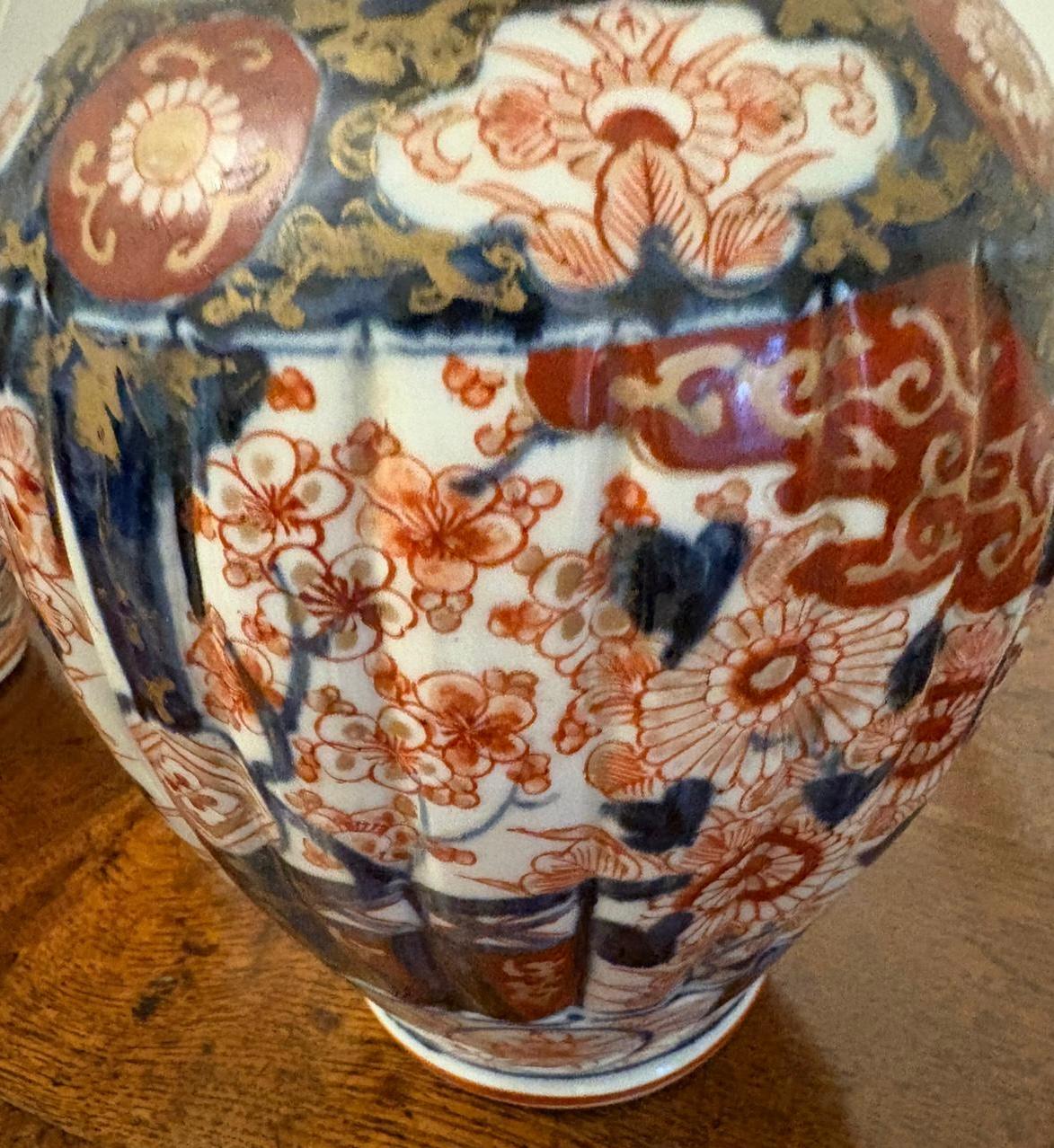 Paire de vases à couvercle Imari japonais anciens de qualité en vente 2
