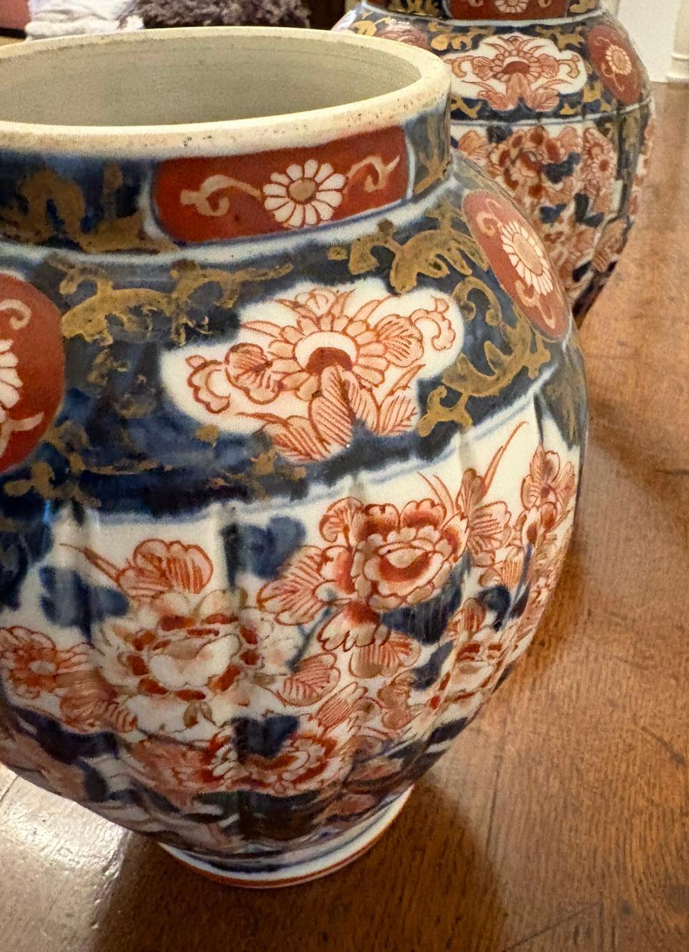Paire de vases à couvercle Imari japonais anciens de qualité en vente 3