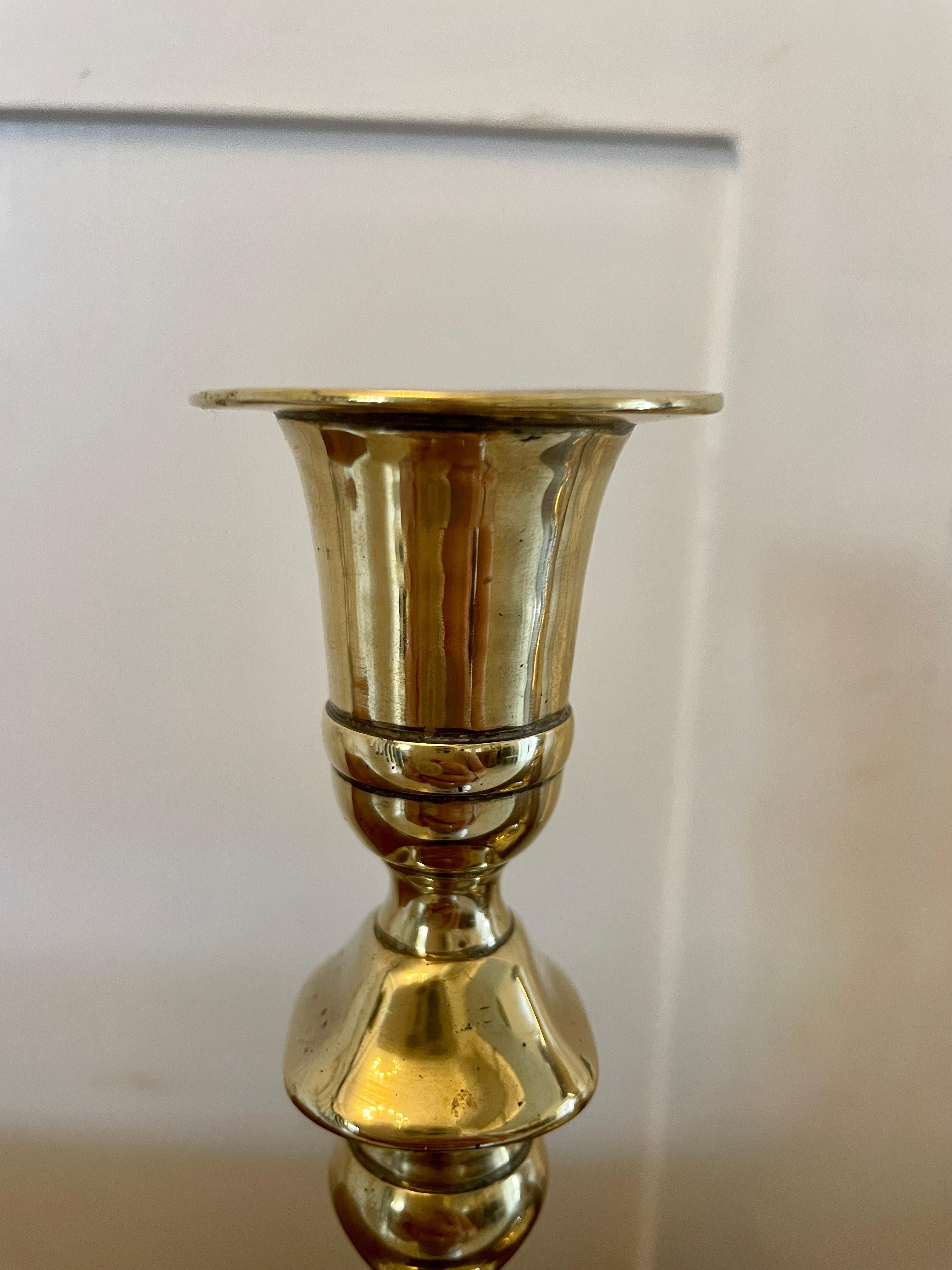 Paire de bougeoirs anciens en laiton de qualité de style George III en vente 3