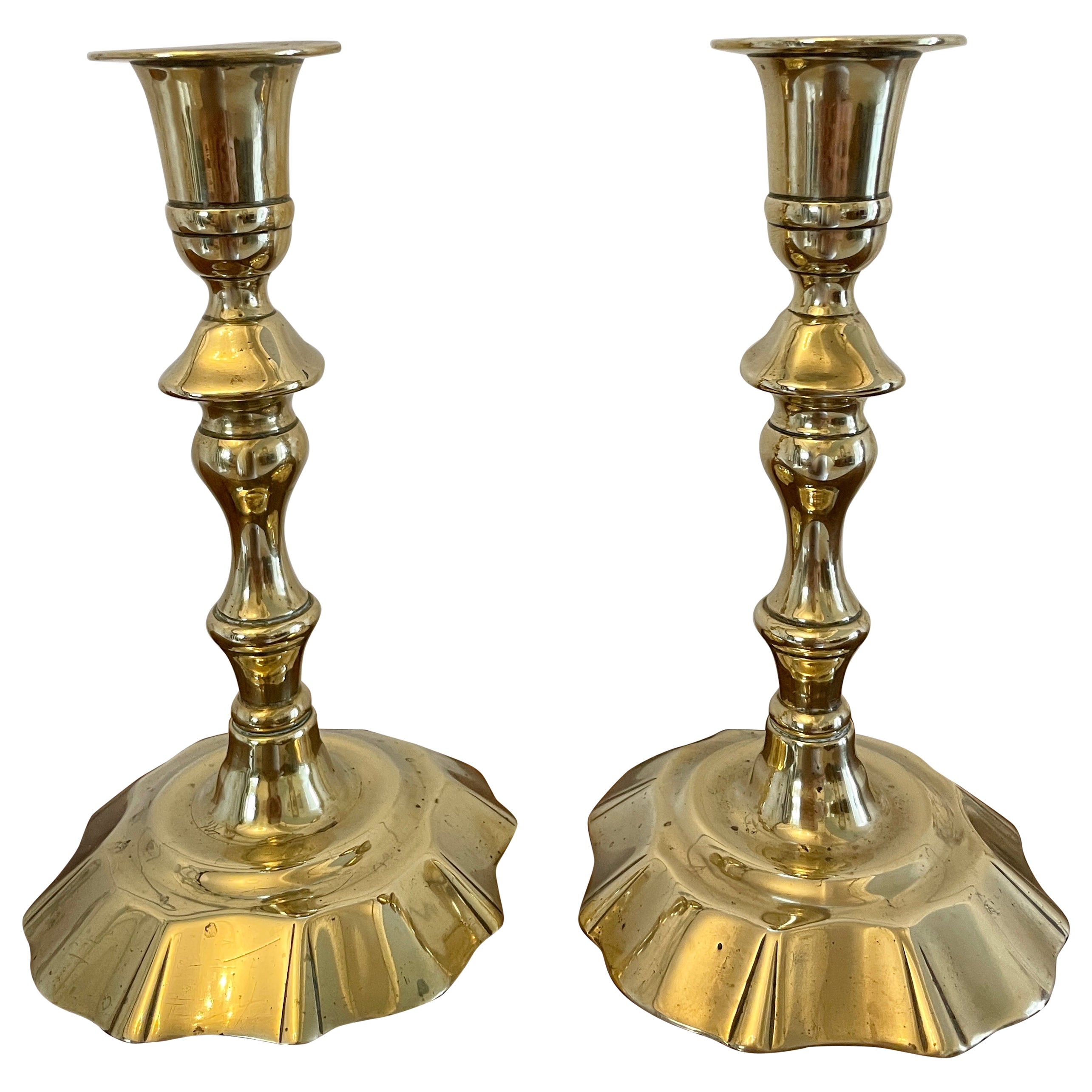 Paire de bougeoirs anciens en laiton de qualité de style George III