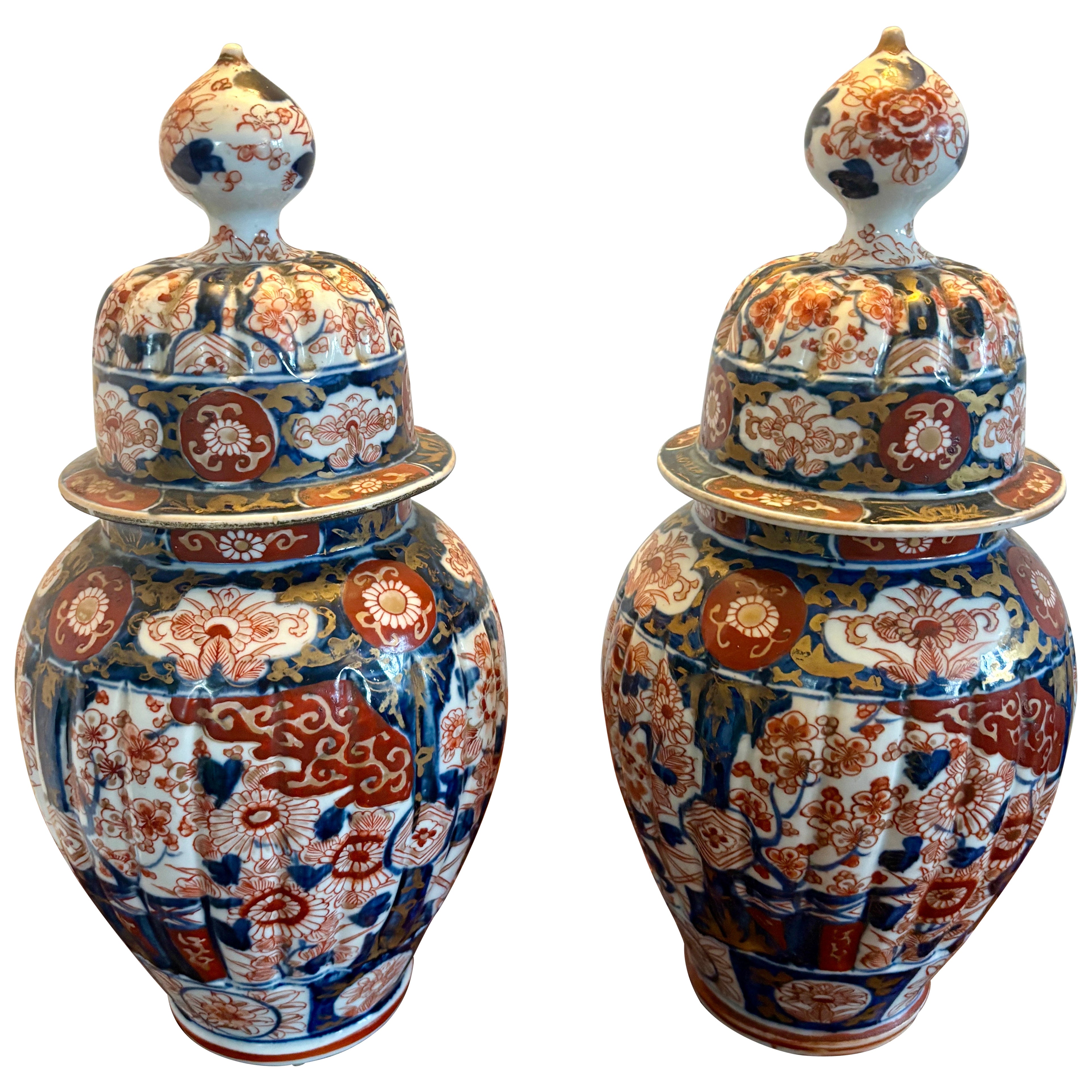 Paire de vases à couvercle Imari japonais anciens de qualité en vente