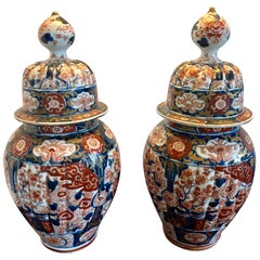 Paire de vases à couvercle Imari japonais anciens de qualité
