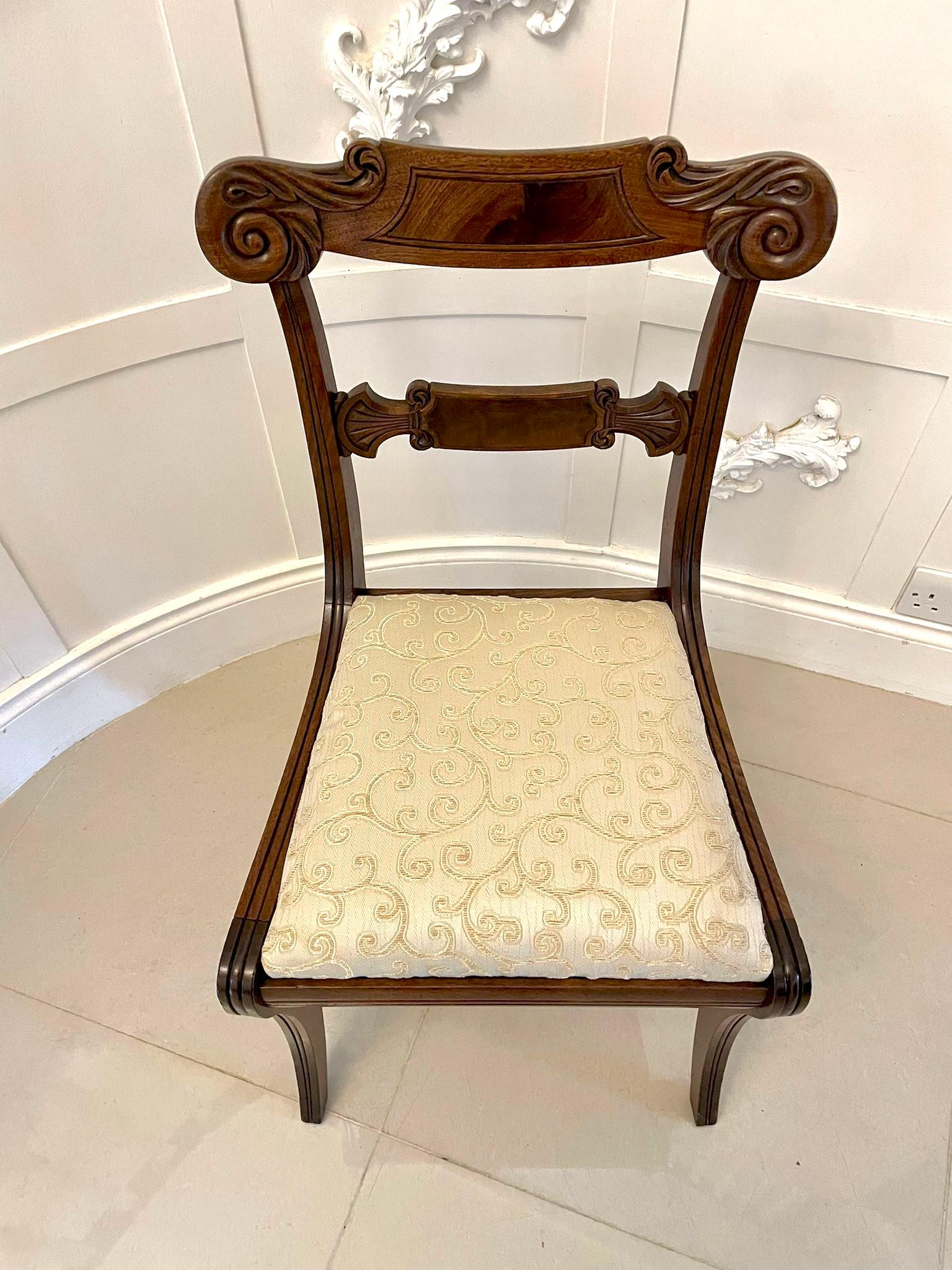 Anglais Paire de chaises d'appoint anciennes de qualité en acajou sculpté de style Régence en vente