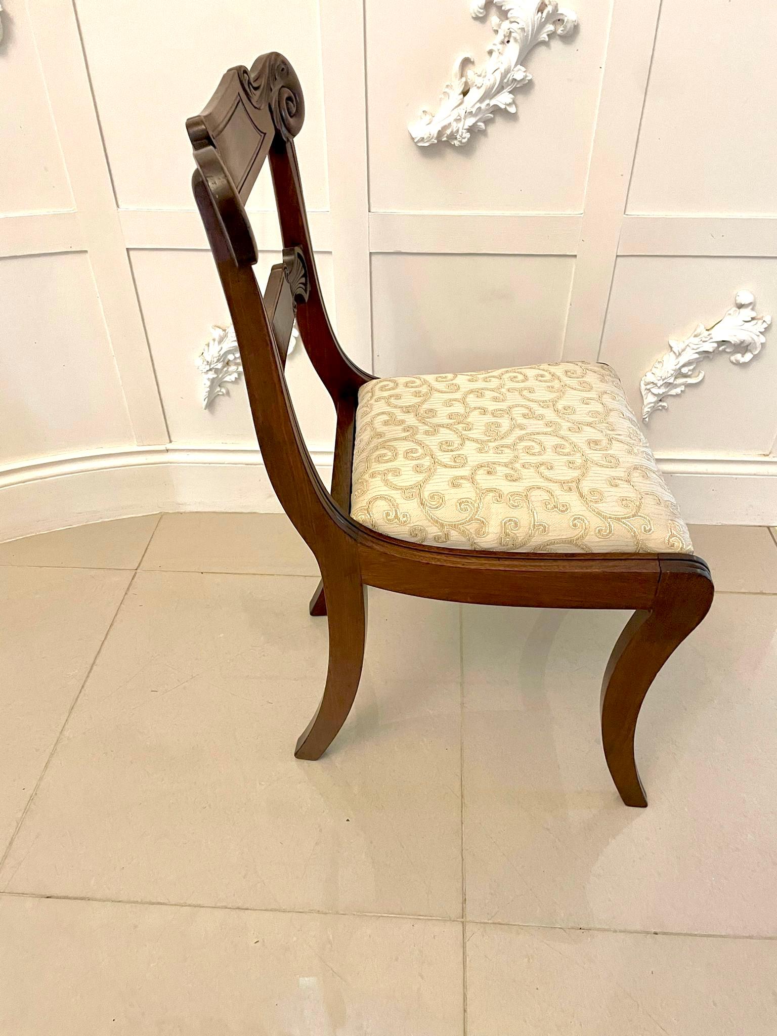Début du XIXe siècle Paire de chaises d'appoint anciennes de qualité en acajou sculpté de style Régence en vente
