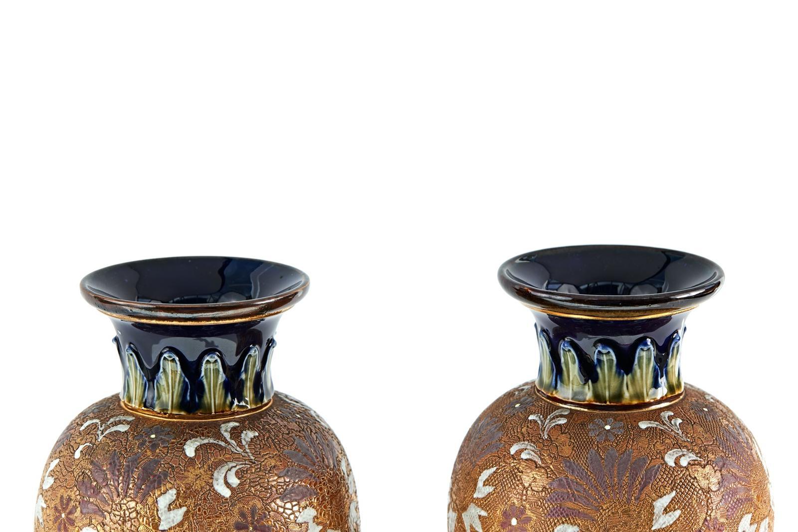 Coppia di vasi antichi di qualità di Royal Doulton in vendita 4