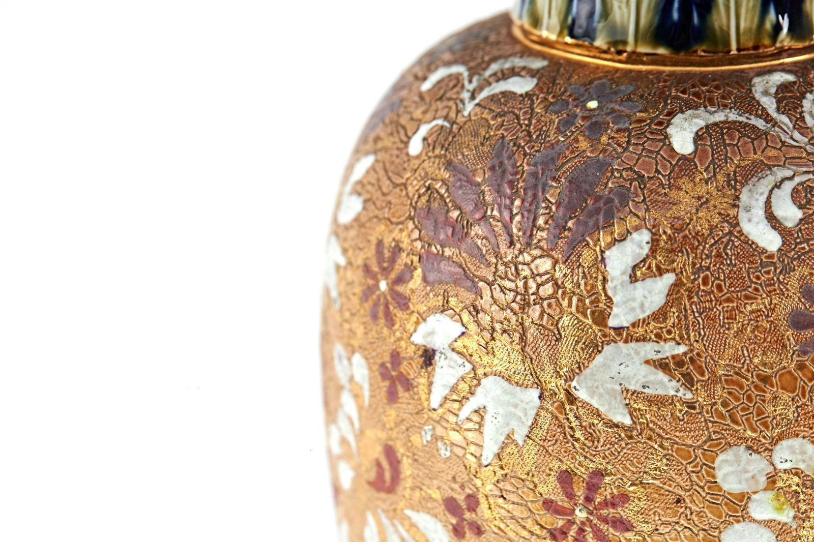 Tardo vittoriano Coppia di vasi antichi di qualità di Royal Doulton in vendita