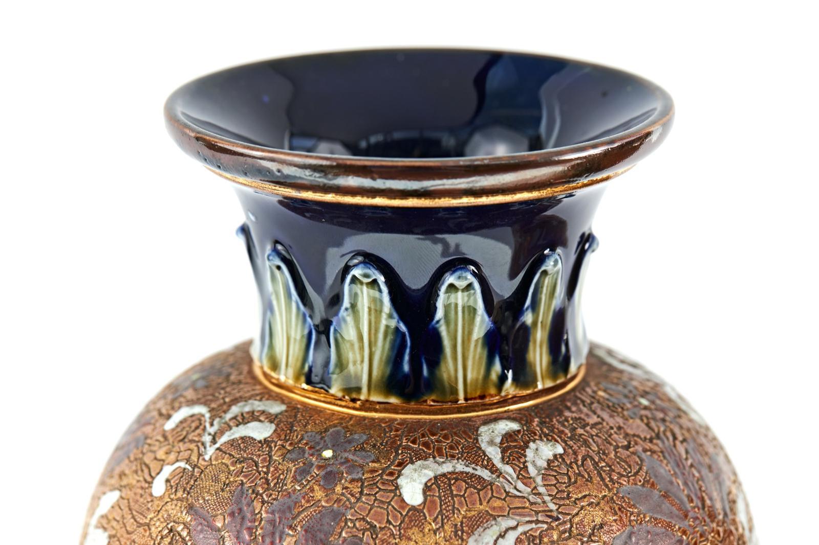 Coppia di vasi antichi di qualità di Royal Doulton In condizioni buone in vendita a Ipswich, GB
