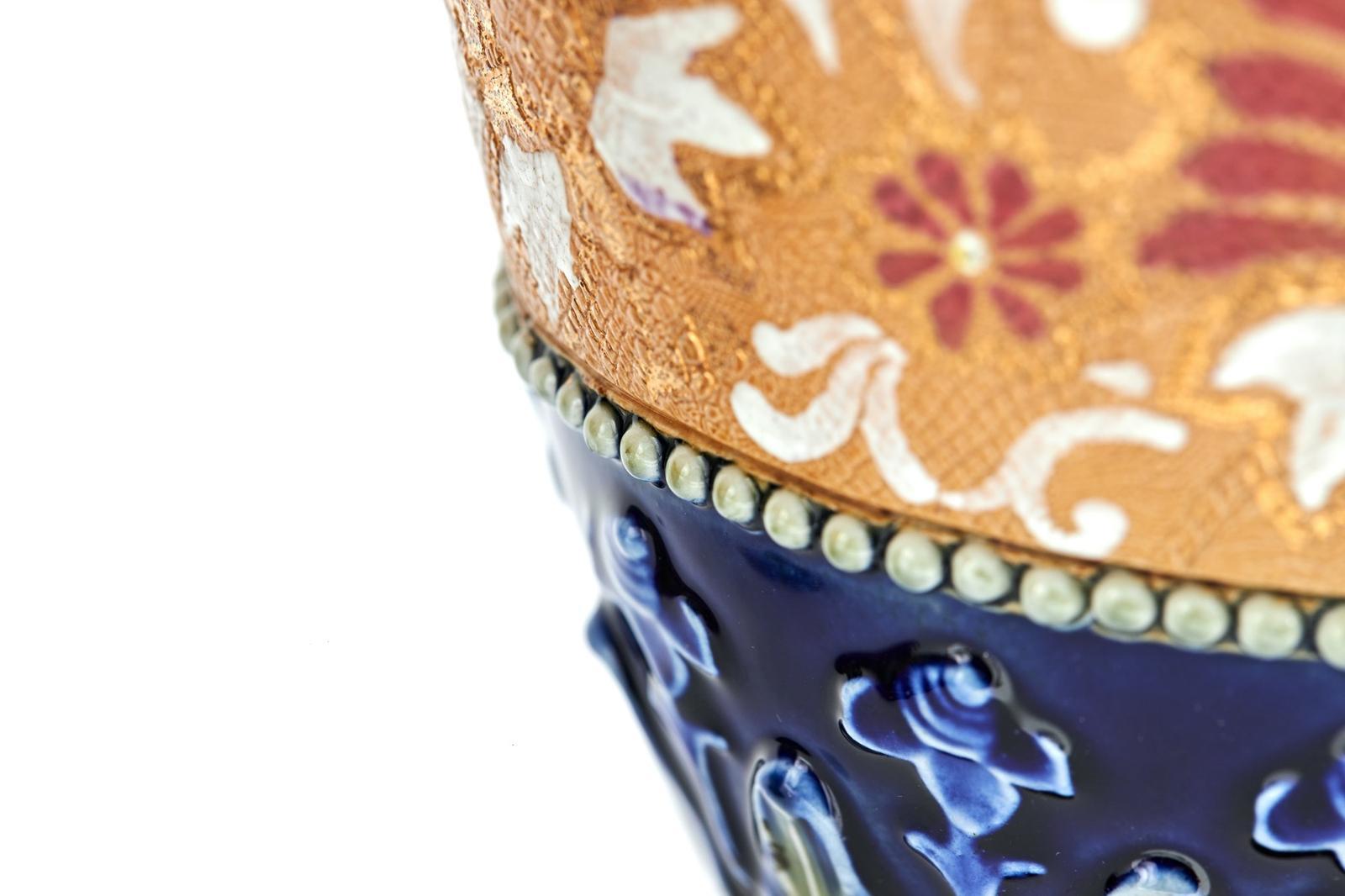 XX secolo Coppia di vasi antichi di qualità di Royal Doulton in vendita