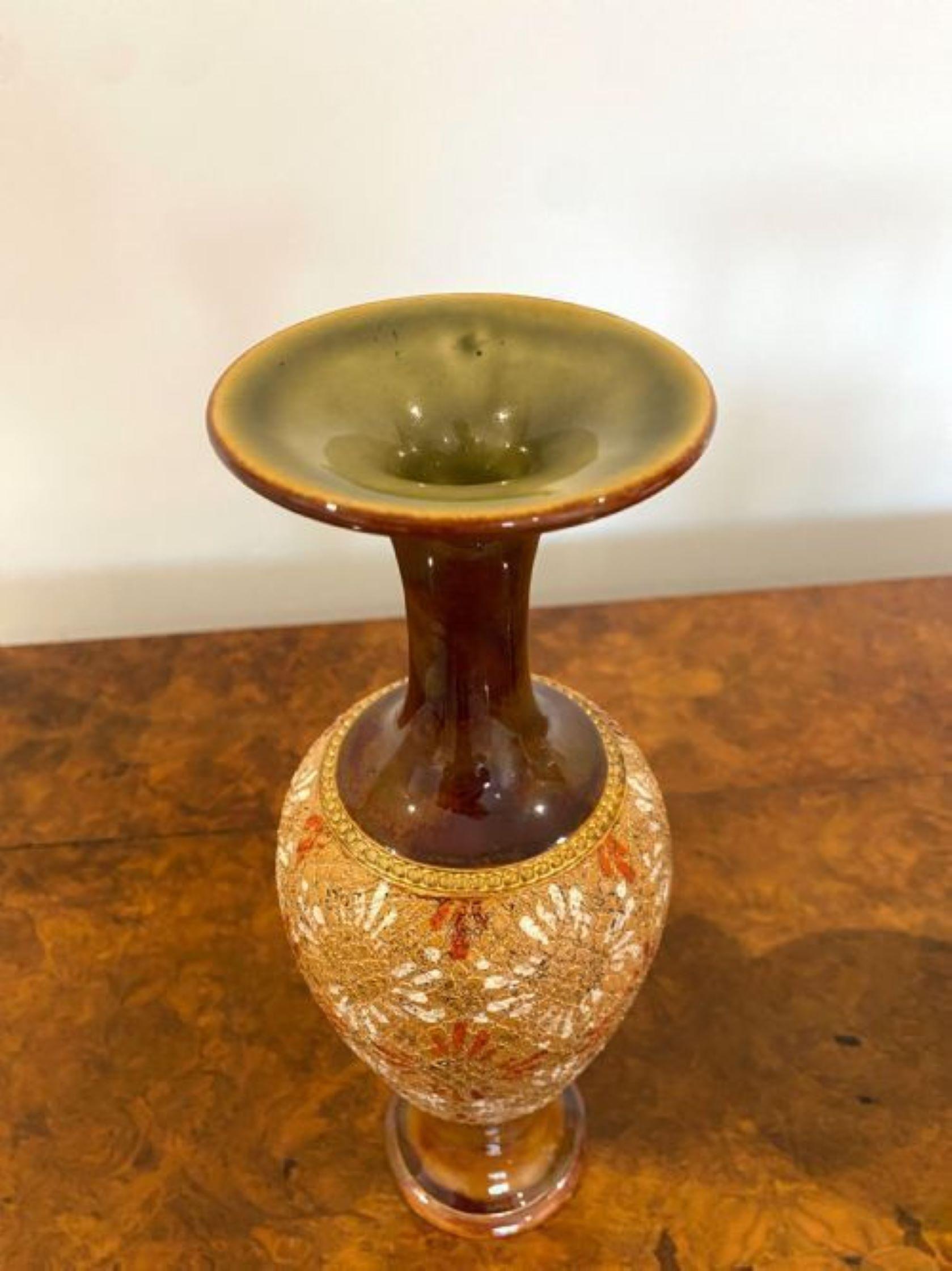 Paar hochwertige antike viktorianische Doulton-Vasen (Viktorianisch) im Angebot