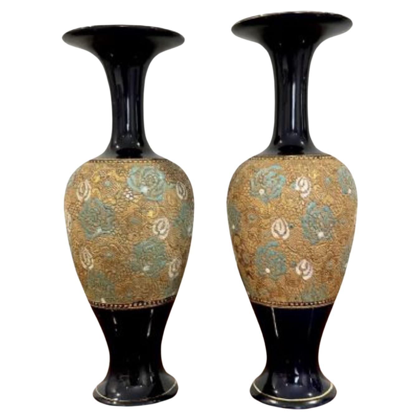 Paire de vases Doulton victoriens anciens de qualité