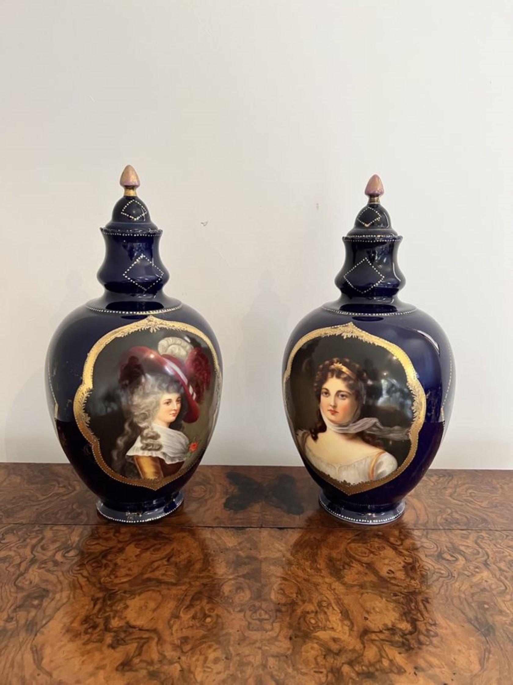 Paar hochwertige antike viktorianische Porzellanvasen mit Deckel aus handbemaltem Porzellan  im Angebot 1