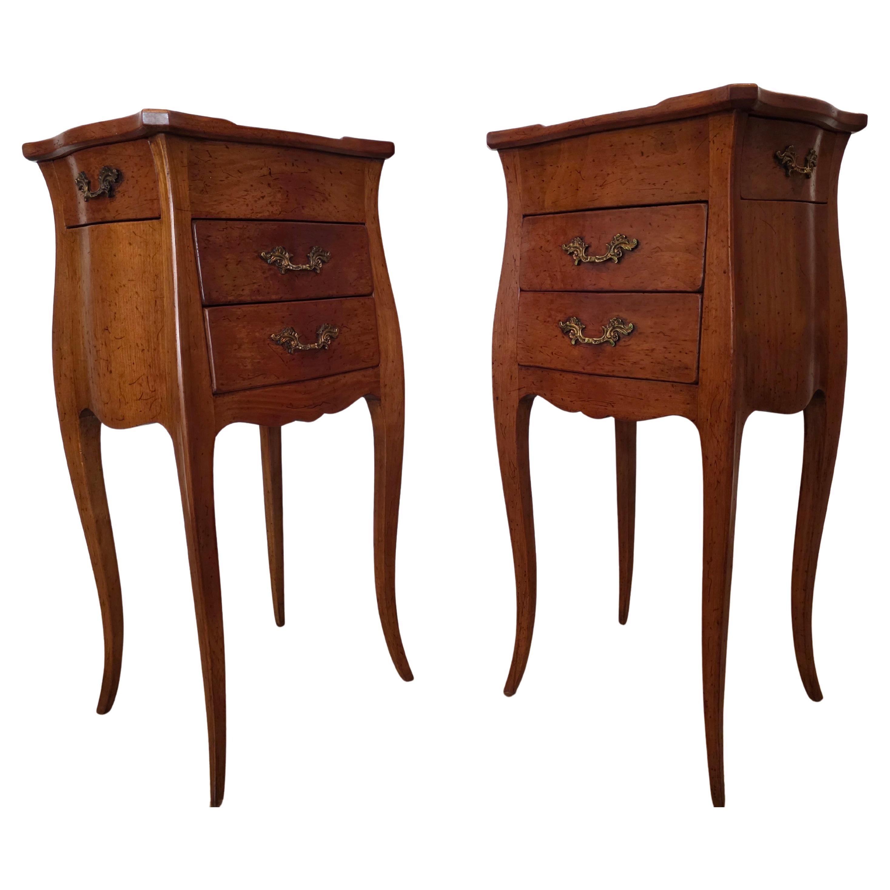 Pareja de mesillas de noche de madera de frutal bombeada estilo Luis XV francés de calidad Mesas de noche