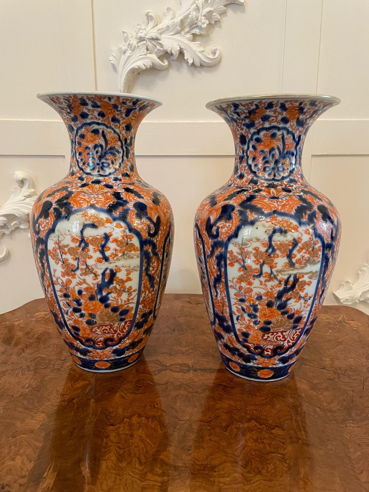 Ein Paar hochwertiger japanischer Imari-Vasen mit prächtiger Form und auffälligem, handgemaltem Dekor in Rot, Blau, Gold und Weiß.

Wunderschön dekorativ (ein kleiner Chip wie fotografiert).

Maße: H 30cm
B 17cm
D 17cm
1900.
    