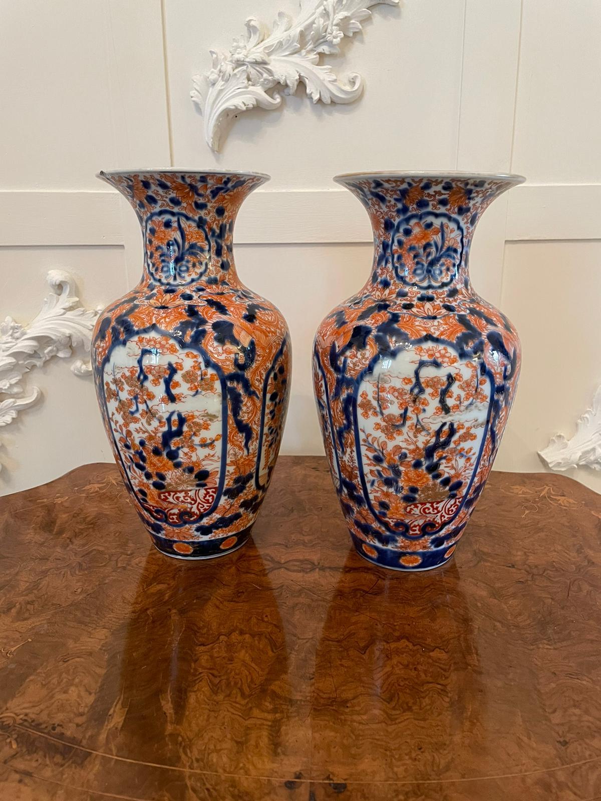 Paar japanische Imari-Vasen von hoher Qualität (Unbekannt) im Angebot