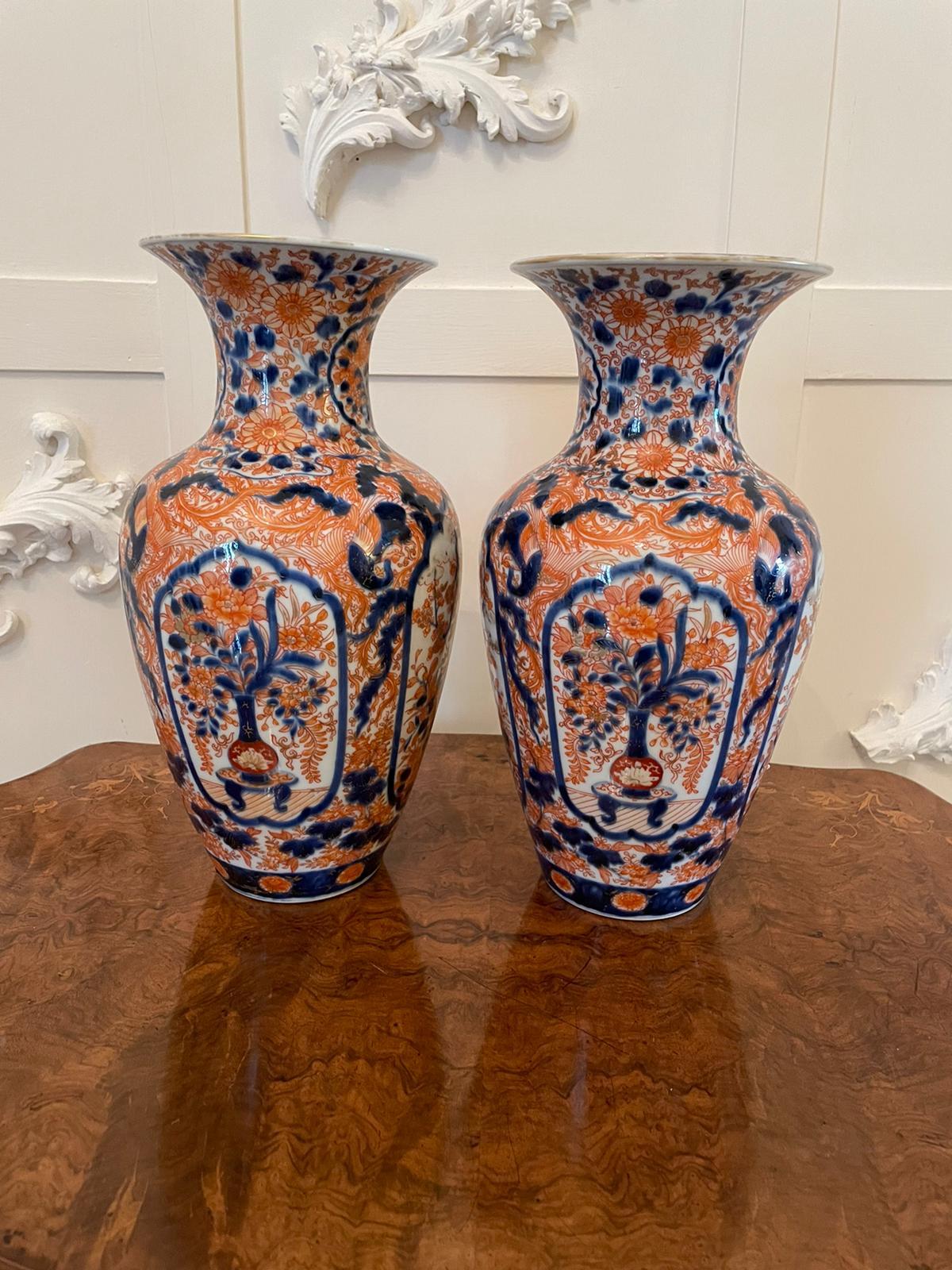 Paar japanische Imari-Vasen von hoher Qualität (Frühes 20. Jahrhundert) im Angebot