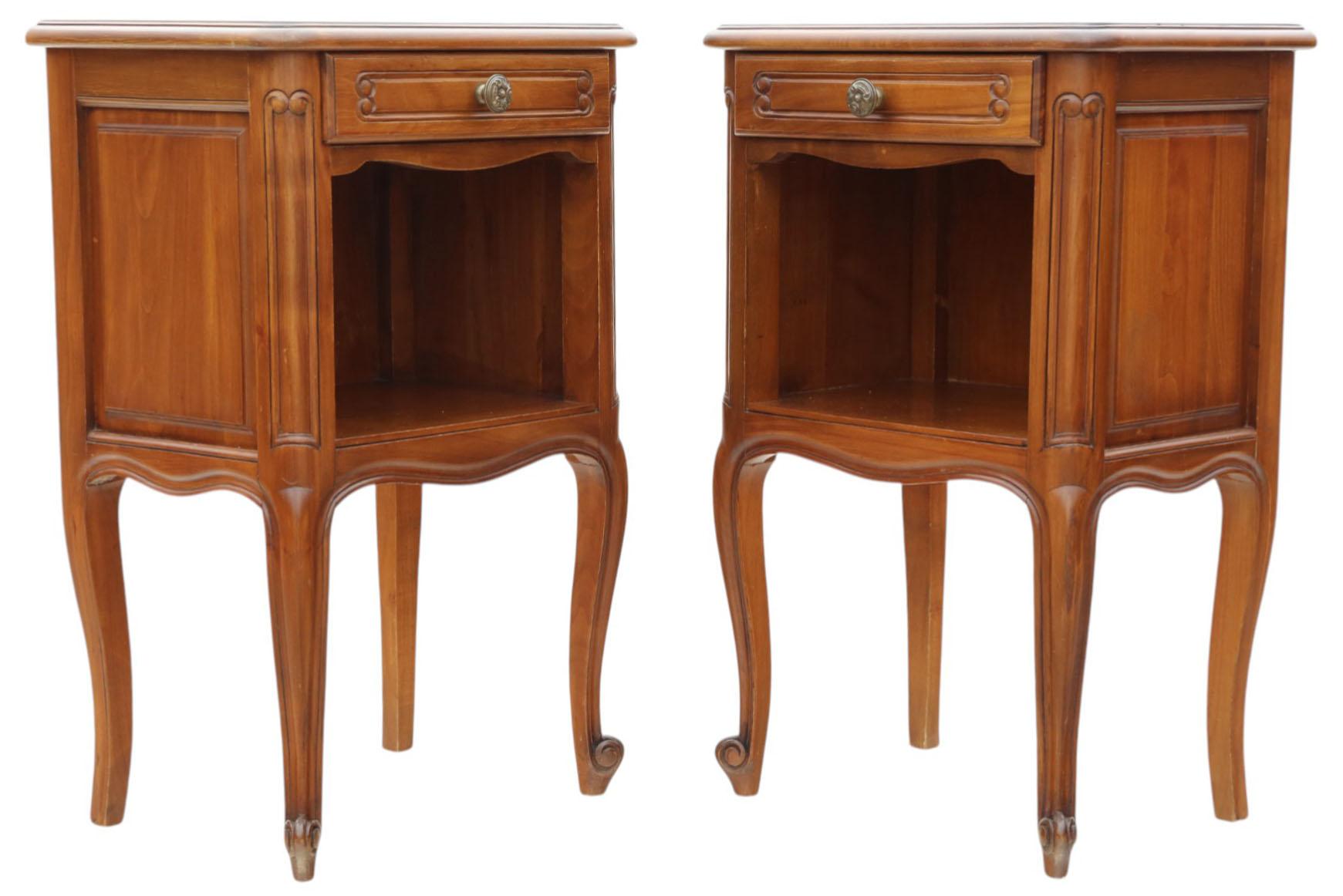Walnut Pair of Quality Vintage Cherry Bedside Tables – Stylish Nightstands For Sale