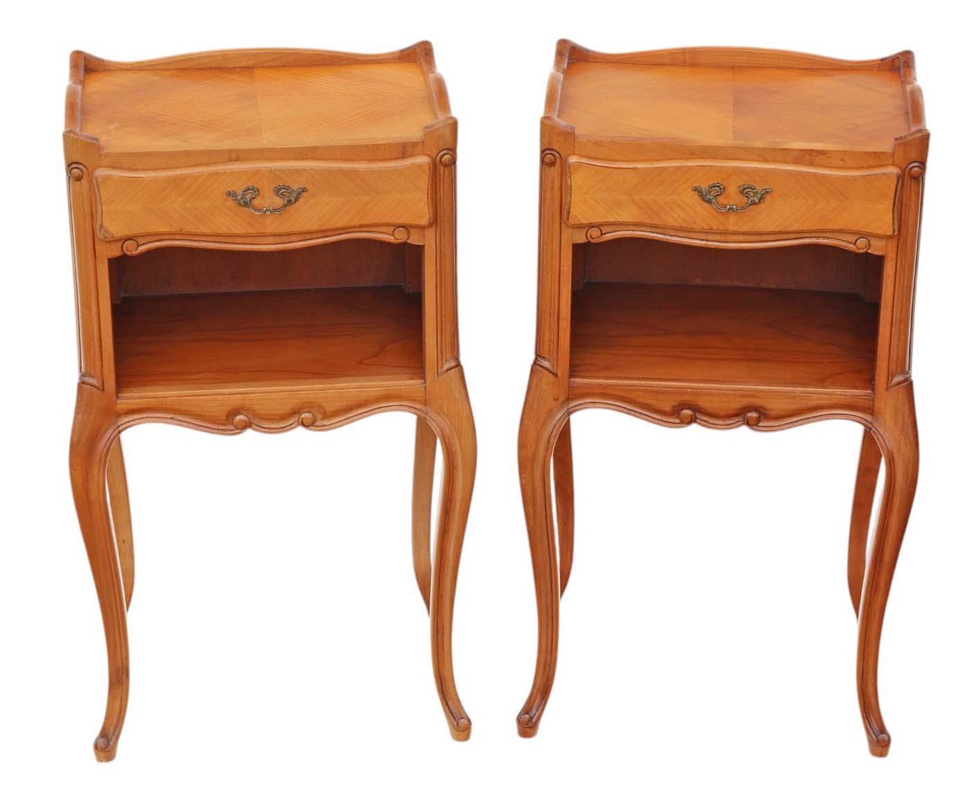 Paire de tables de chevet vintage du milieu du siècle en cerisier ou noyer - Circa 1950

Cette paire de tables de chevet vintage du milieu du siècle, datant d'environ 1950, est fabriquée en cerisier ou en noyer. Elles présentent un design épuré et