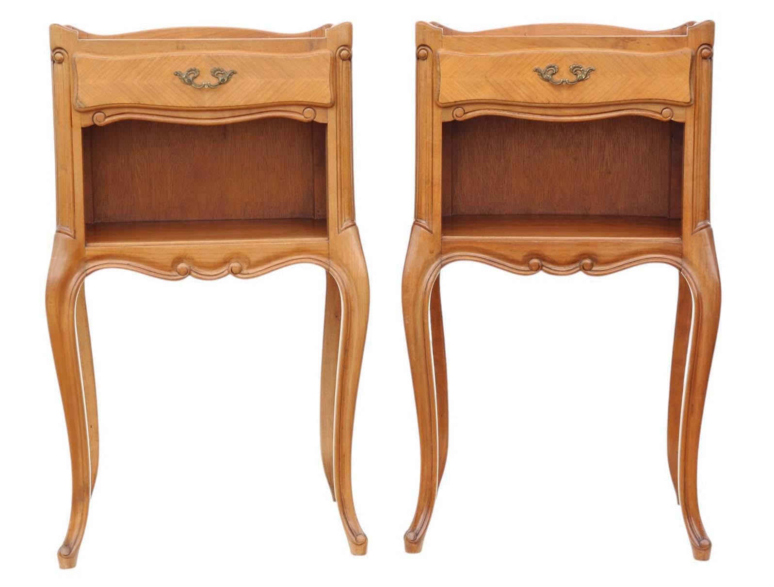 Paire de tables de chevet en cerisier ou noyer d'époque - Tables de nuit Bon état - En vente à Wisbech, Cambridgeshire