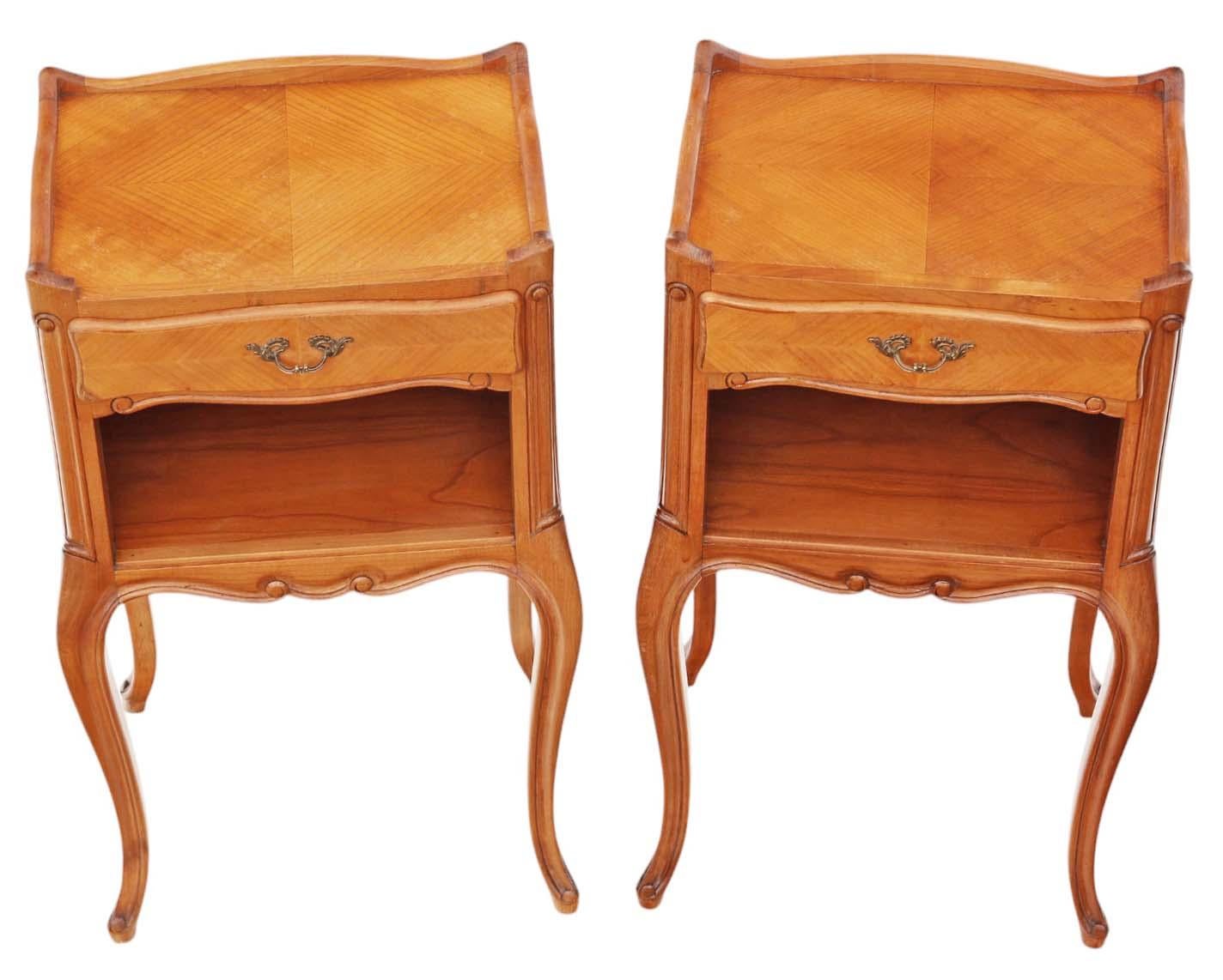 Milieu du XXe siècle Paire de tables de chevet en cerisier ou noyer d'époque - Tables de nuit en vente
