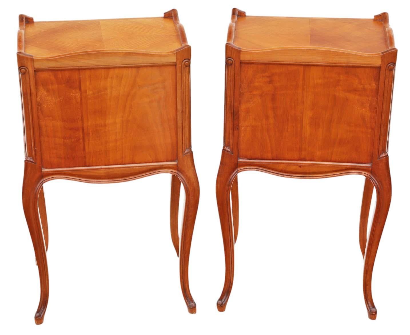Bois Paire de tables de chevet en cerisier ou noyer d'époque - Tables de nuit en vente