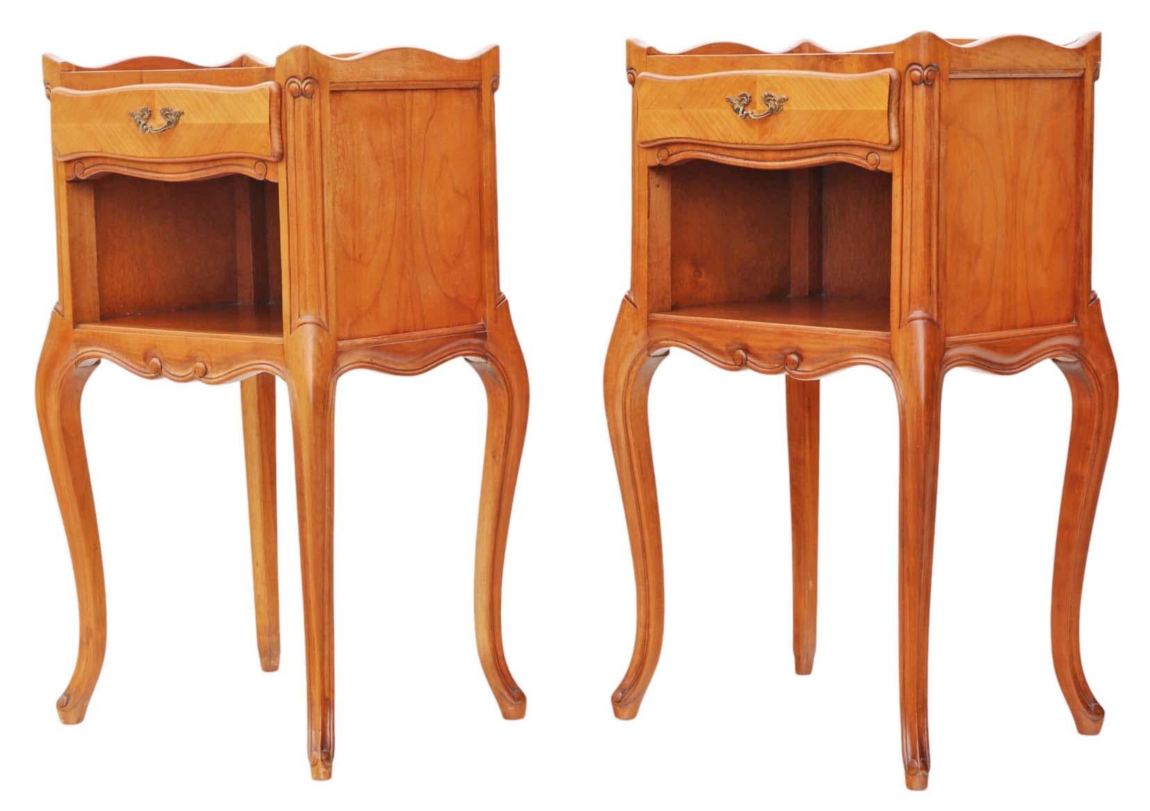Paire de tables de chevet en cerisier ou noyer d'époque - Tables de nuit en vente 1