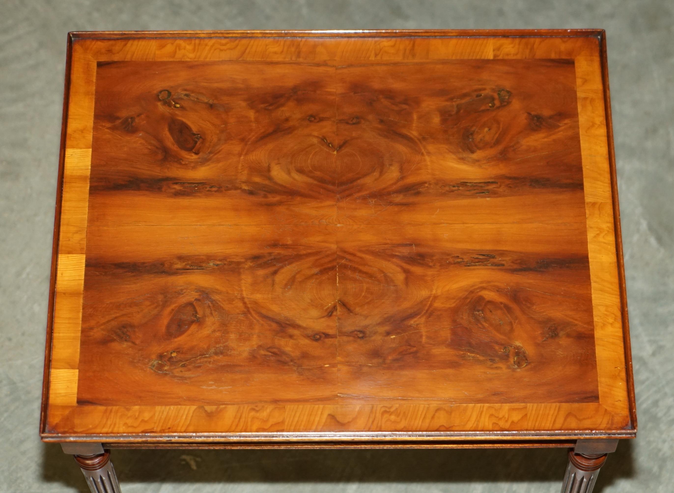PAIRE DE TABLES A VINS DE FIN DE LAMPE EN NOIX DE WALNUT COUPEE EN QUARTIER ET BRULEE STUNNING TOP PATINA en vente 4