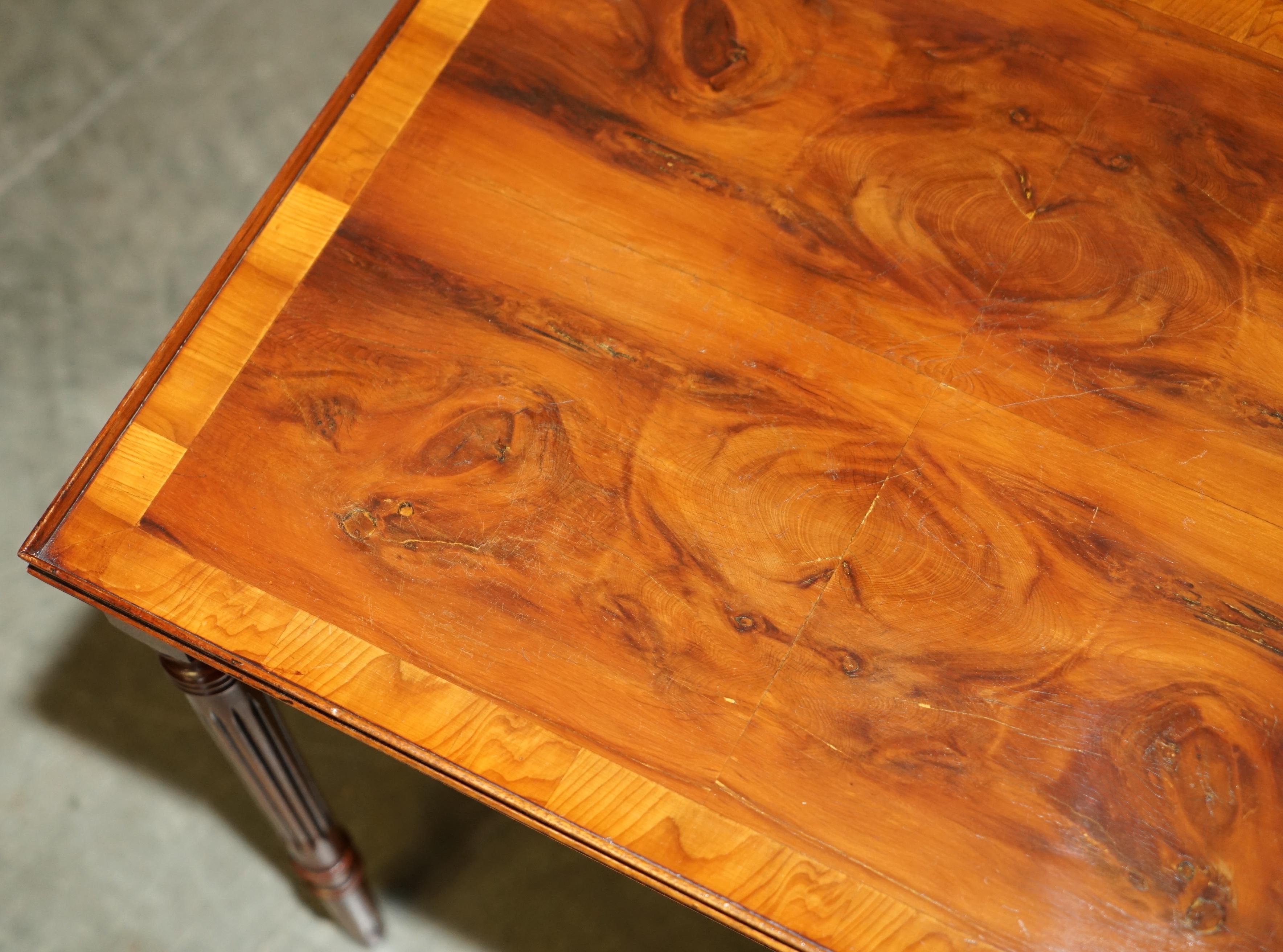 PAIRE DE TABLES A VINS DE FIN DE LAMPE EN NOIX DE WALNUT COUPEE EN QUARTIER ET BRULEE STUNNING TOP PATINA en vente 5