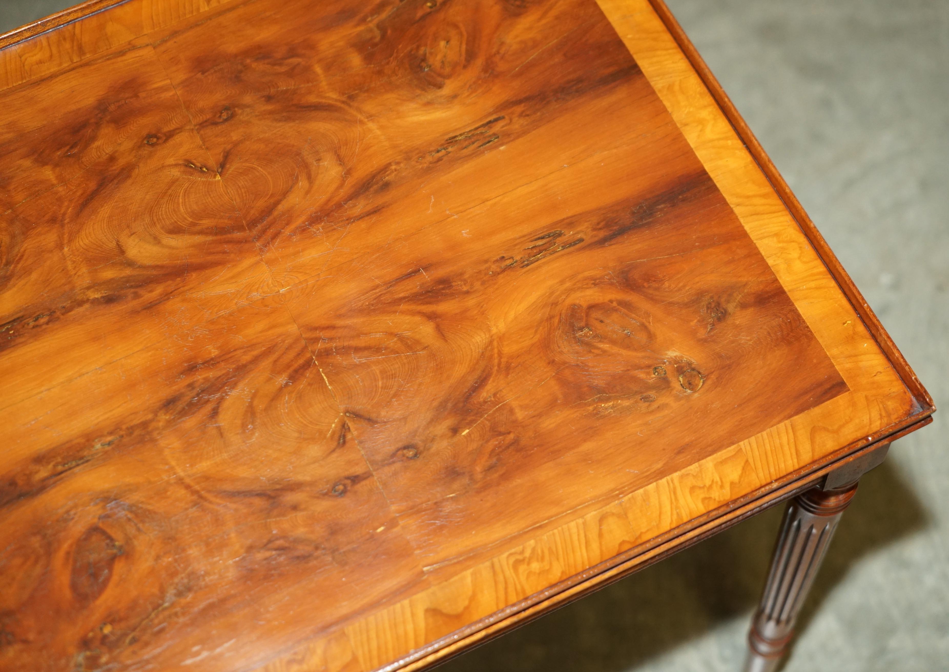 PAIRE DE TABLES A VINS DE FIN DE LAMPE EN NOIX DE WALNUT COUPEE EN QUARTIER ET BRULEE STUNNING TOP PATINA en vente 6