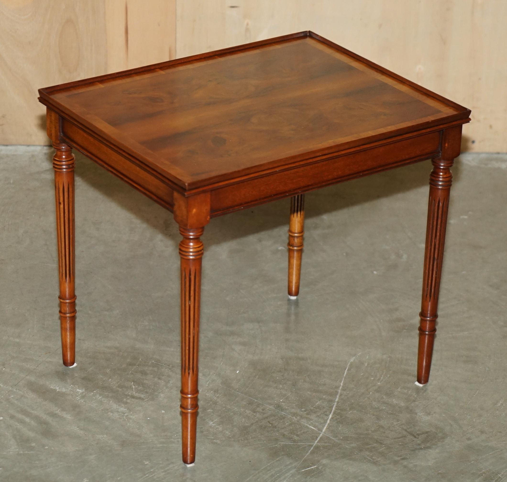 Georgien PAIRE DE TABLES A VINS DE FIN DE LAMPE EN NOIX DE WALNUT COUPEE EN QUARTIER ET BRULEE STUNNING TOP PATINA en vente