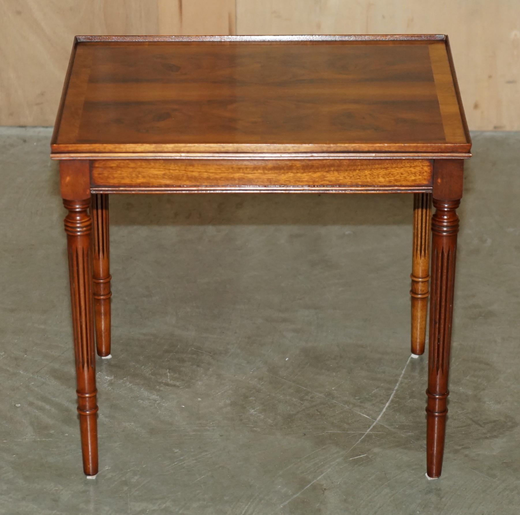 Anglais PAIRE DE TABLES A VINS DE FIN DE LAMPE EN NOIX DE WALNUT COUPEE EN QUARTIER ET BRULEE STUNNING TOP PATINA en vente