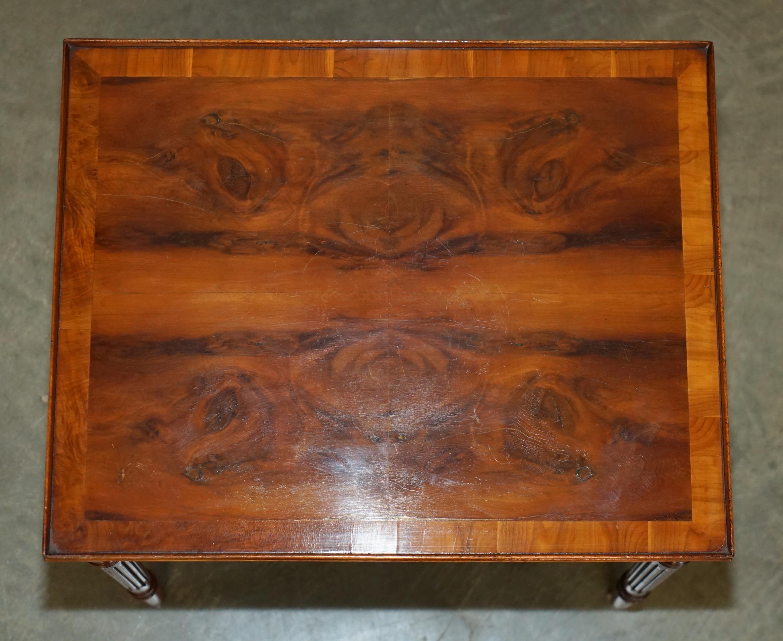 Fait main PAIRE DE TABLES A VINS DE FIN DE LAMPE EN NOIX DE WALNUT COUPEE EN QUARTIER ET BRULEE STUNNING TOP PATINA en vente