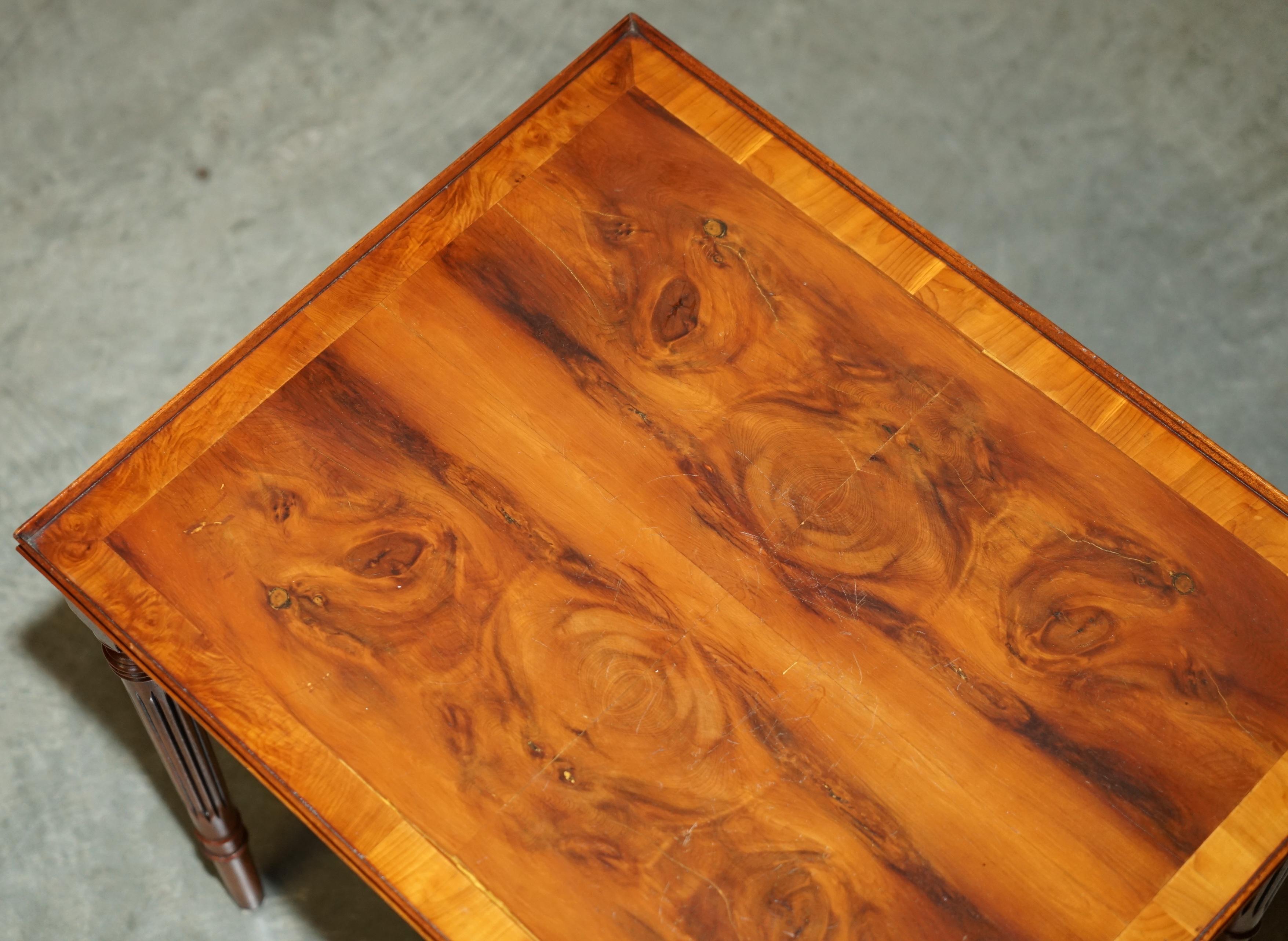 PAIRE DE TABLES A VINS DE FIN DE LAMPE EN NOIX DE WALNUT COUPEE EN QUARTIER ET BRULEE STUNNING TOP PATINA Bon état - En vente à West Sussex, Pulborough