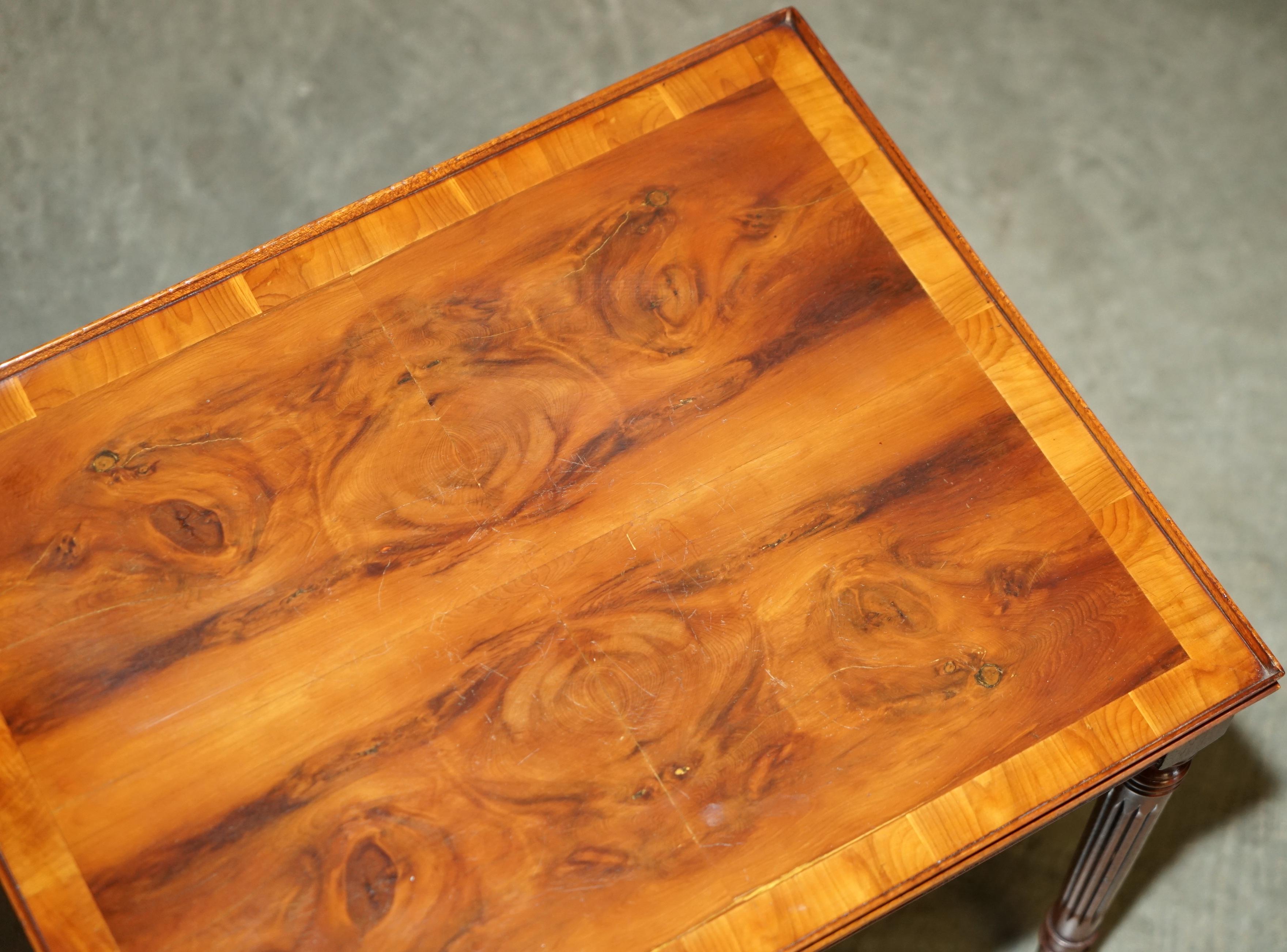20ième siècle PAIRE DE TABLES A VINS DE FIN DE LAMPE EN NOIX DE WALNUT COUPEE EN QUARTIER ET BRULEE STUNNING TOP PATINA en vente