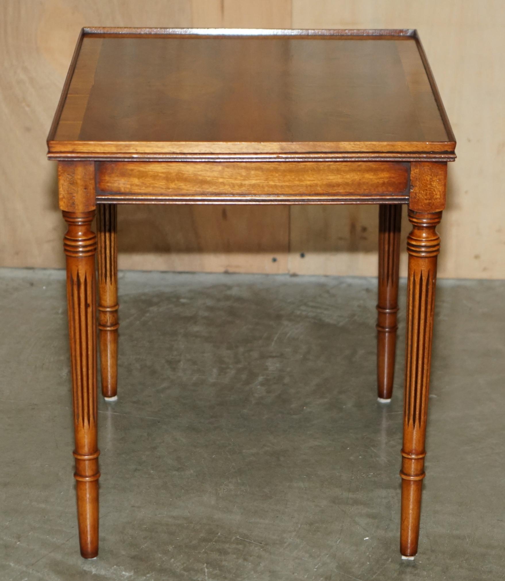Noyer PAIRE DE TABLES A VINS DE FIN DE LAMPE EN NOIX DE WALNUT COUPEE EN QUARTIER ET BRULEE STUNNING TOP PATINA en vente