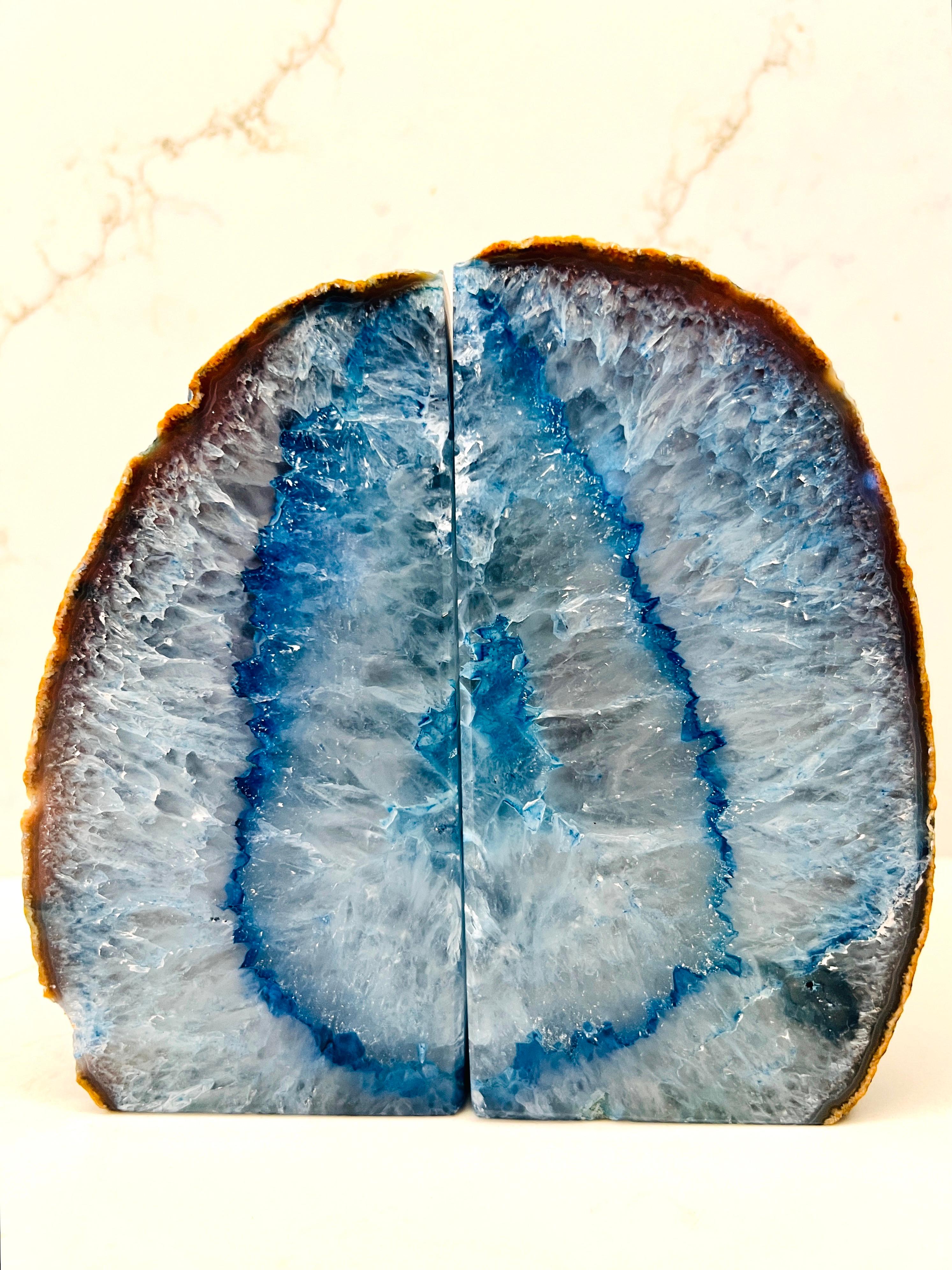 Ein Paar Quarzkristall-Geode-Buchstützen in Blau und Weiß (Handgeschnitzt) im Angebot