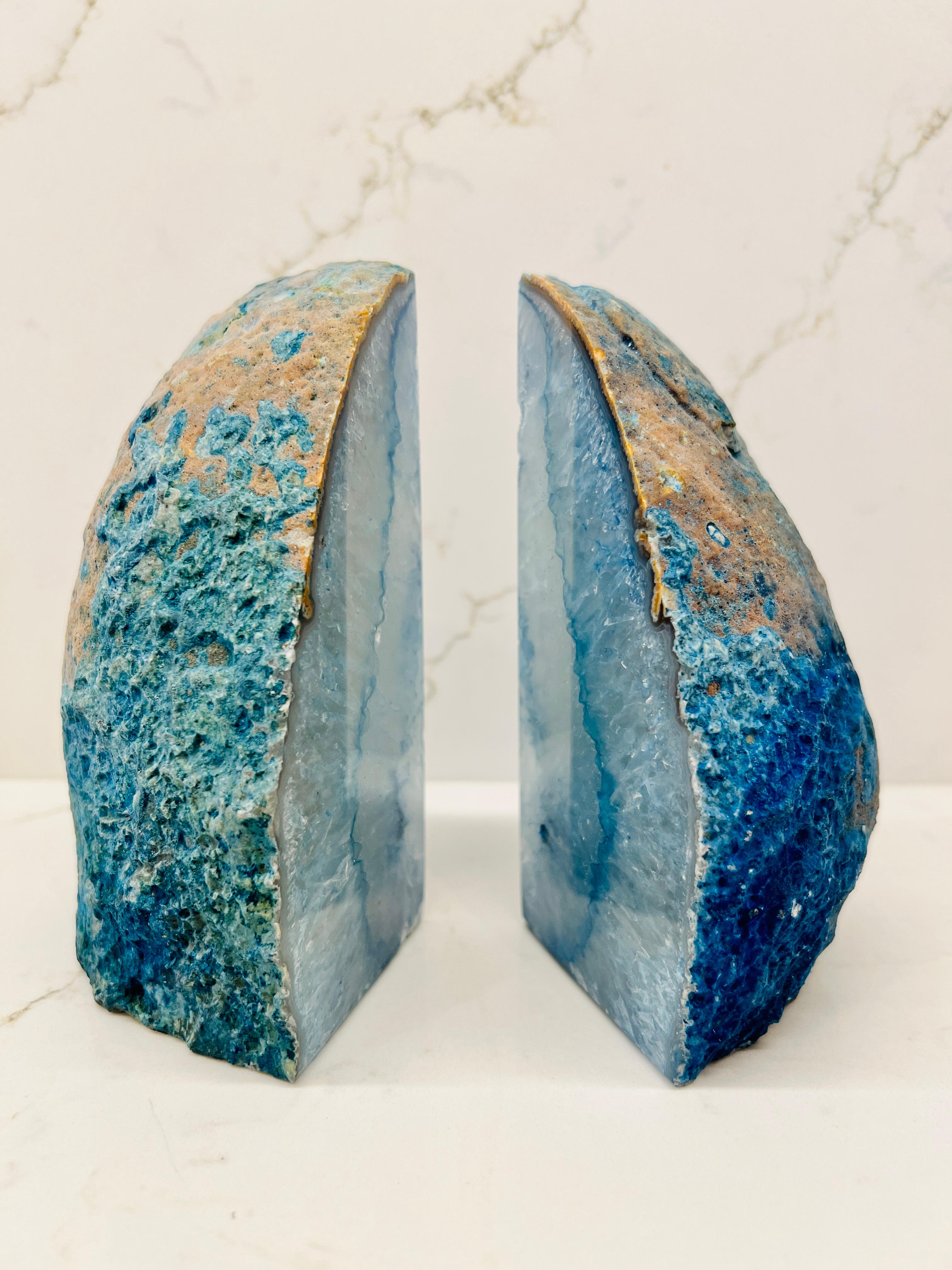 Ein Paar Quarzkristall-Geode-Buchstützen in Blau und Weiß im Zustand „Gut“ im Angebot in Fort Lauderdale, FL