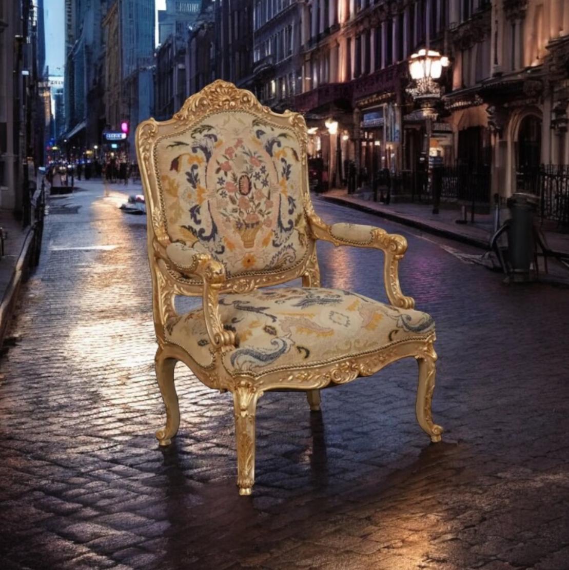 Américain Paire de chaises à accoudoirs en bois doré de style Quatrain pour Dessin Fournir Louis XV en vente