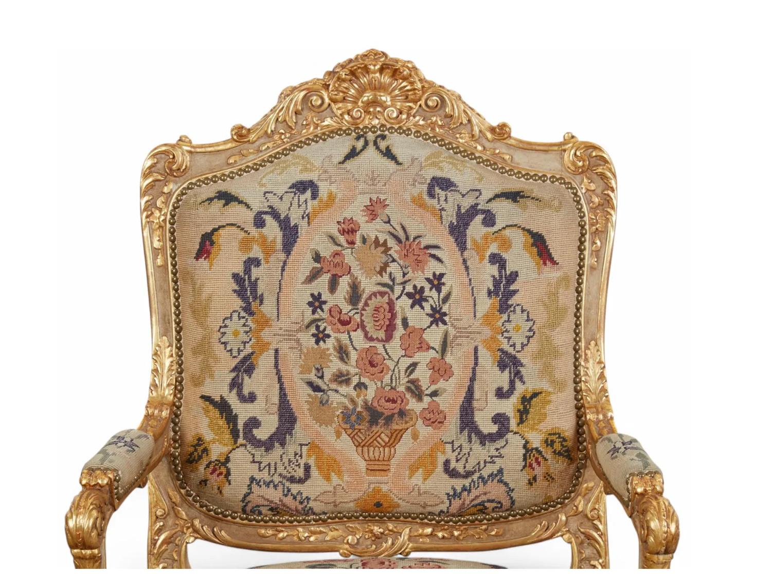 Paire de chaises à accoudoirs en bois doré de style Quatrain pour Dessin Fournir Louis XV Bon état - En vente à LOS ANGELES, CA