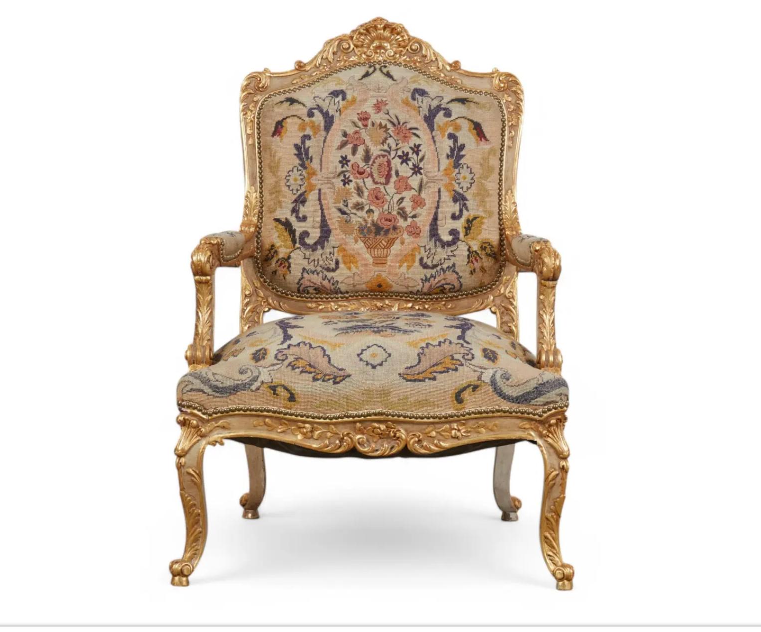 Fin du 20e siècle Paire de chaises à accoudoirs en bois doré de style Quatrain pour Dessin Fournir Louis XV en vente