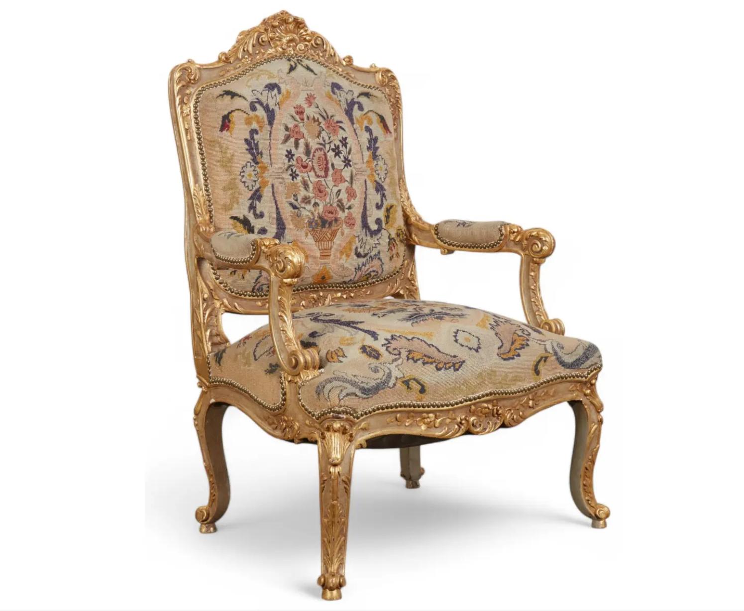 Paire de chaises à accoudoirs en bois doré de style Quatrain pour Dessin Fournir Louis XV en vente 1